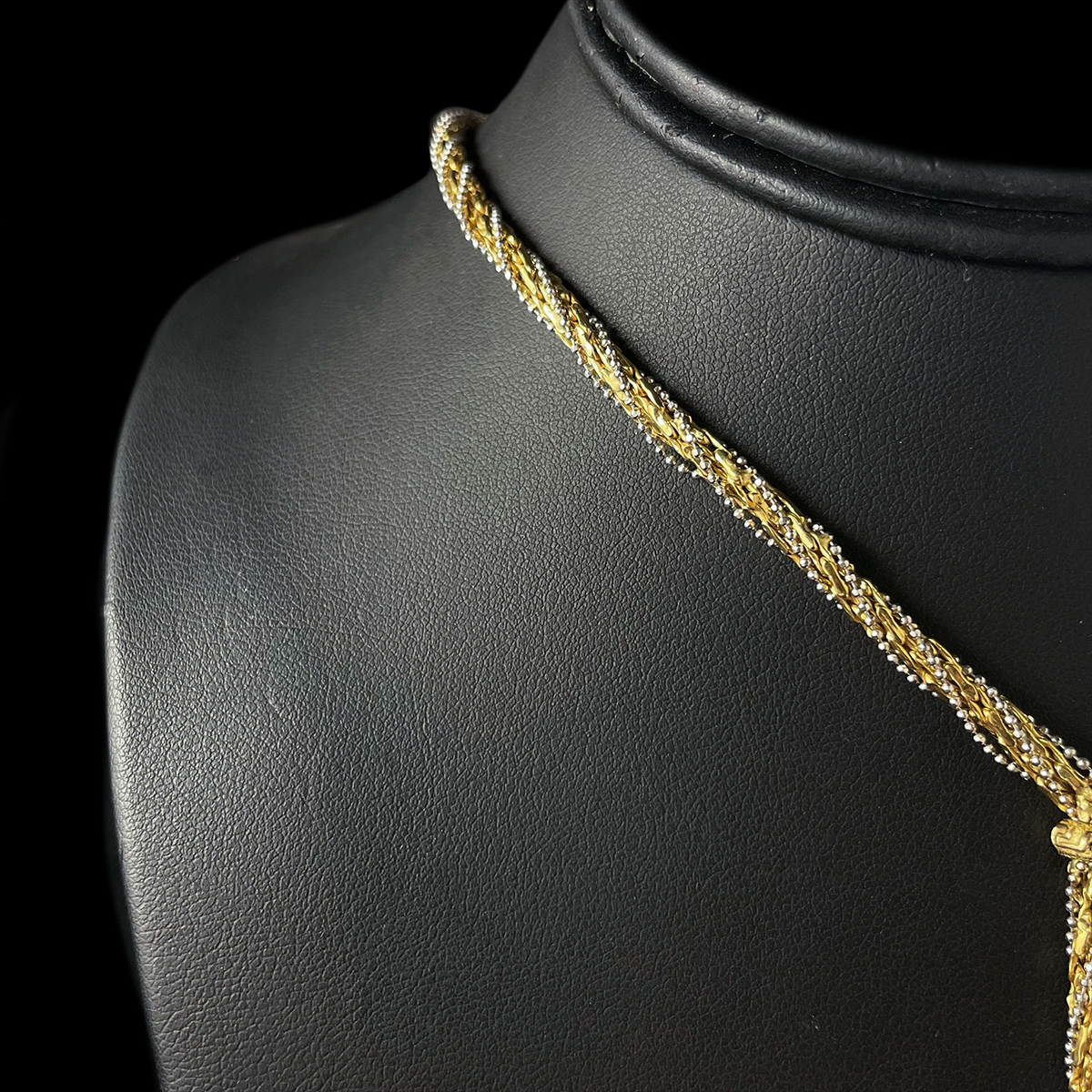 18 Yellow and White Gold Scissor-Cut Tassel Necklace Closeup.png
