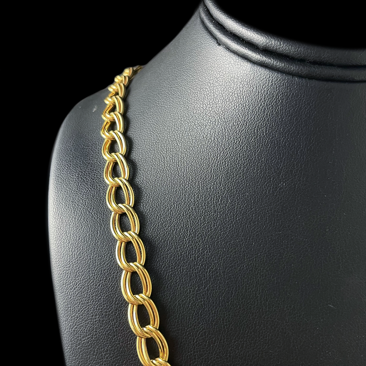 18K Yellow Gold Oval Link Chain Necklace Closeup.png