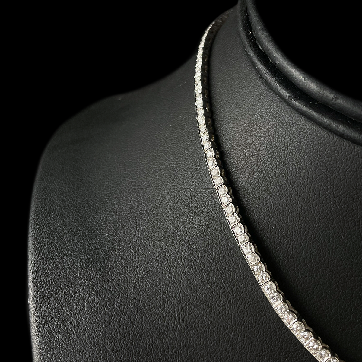 Platinum Diamond _V_ Line Necklace Closeup.png