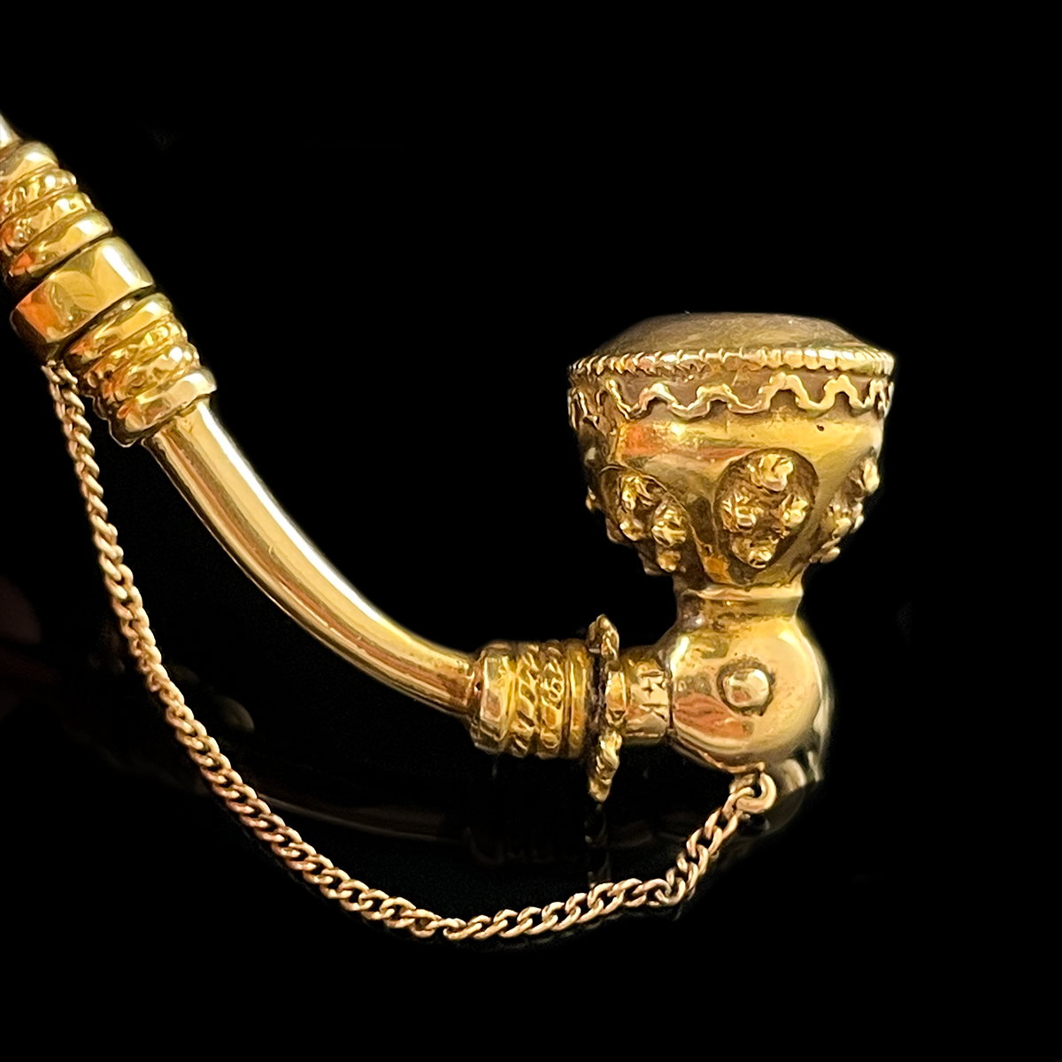 14K Yellow Gold Opium Pipe Closeup.png
