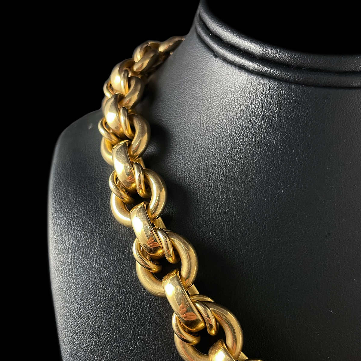 Italian 14K Yellow Gold Large Link Chain Necklace Closeup.png