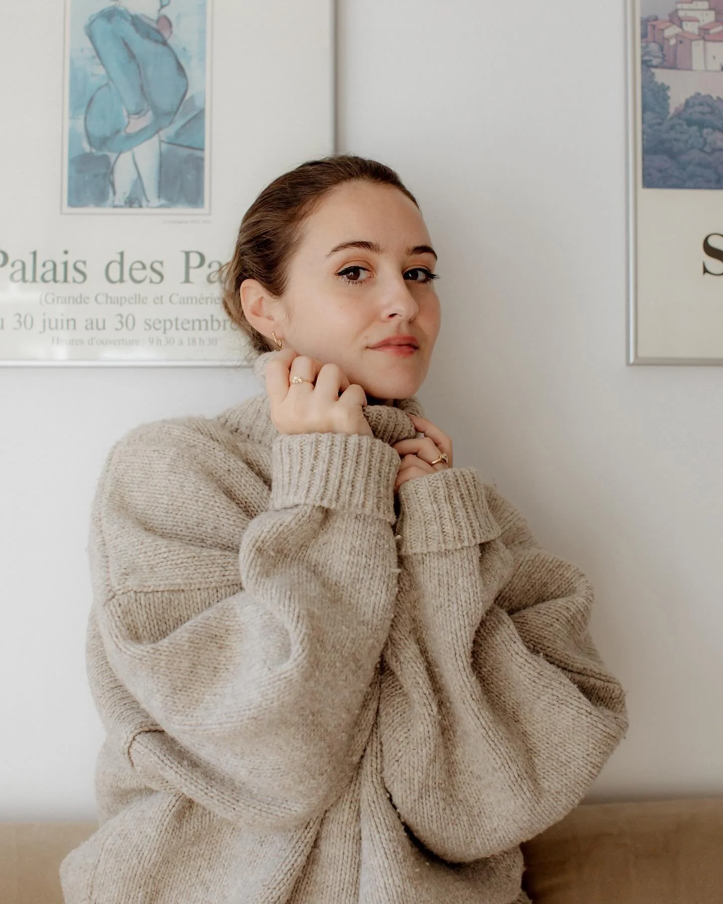 Sweater weather 🤍 From the coziest home session with @hilaryvdean
