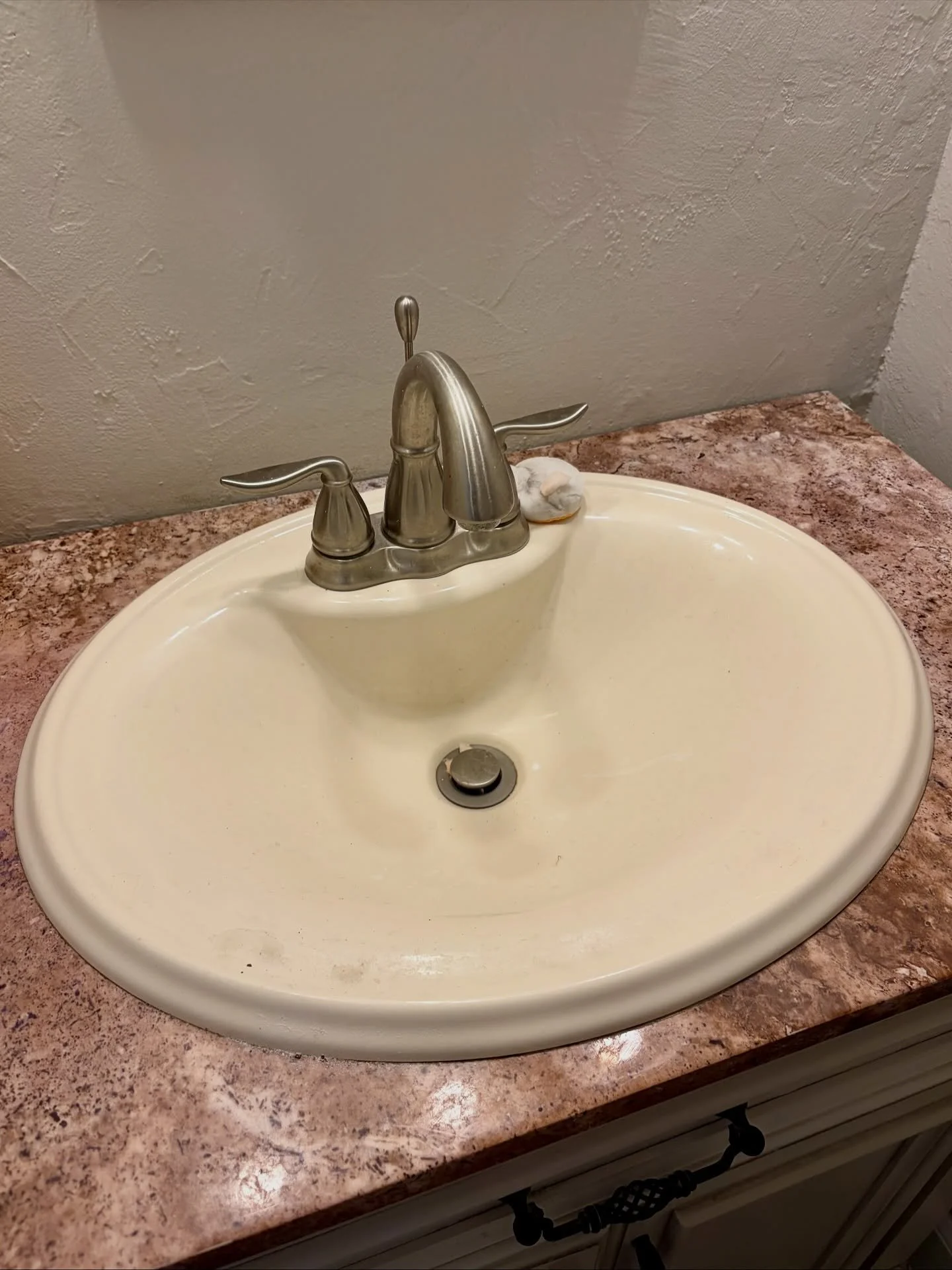 New before/after 📸

There&rsquo;s nothing more satisfying than a sparkling-clean bathroom - and today&rsquo;s before &amp; after says it all. 🧼
We use safe, high-quality products and professional techniques to make every surface look brand new agai