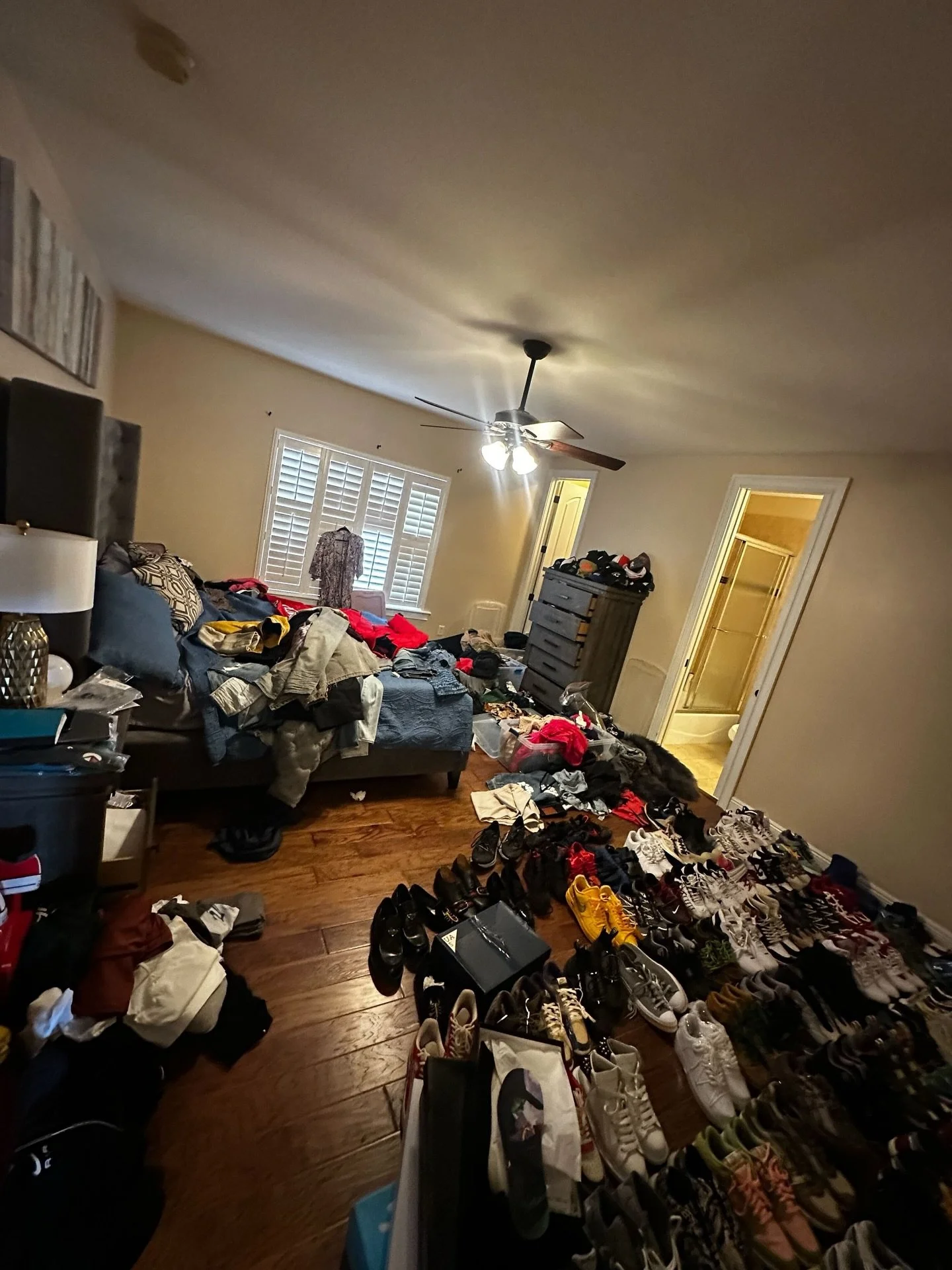 New Before &amp; After ✨

This bedroom transformation is all about organization! We carefully sorted through clothes and shoes, created order, and turned a cluttered space into a calm, spacious retreat. Just look at how much room there is now!

Clean