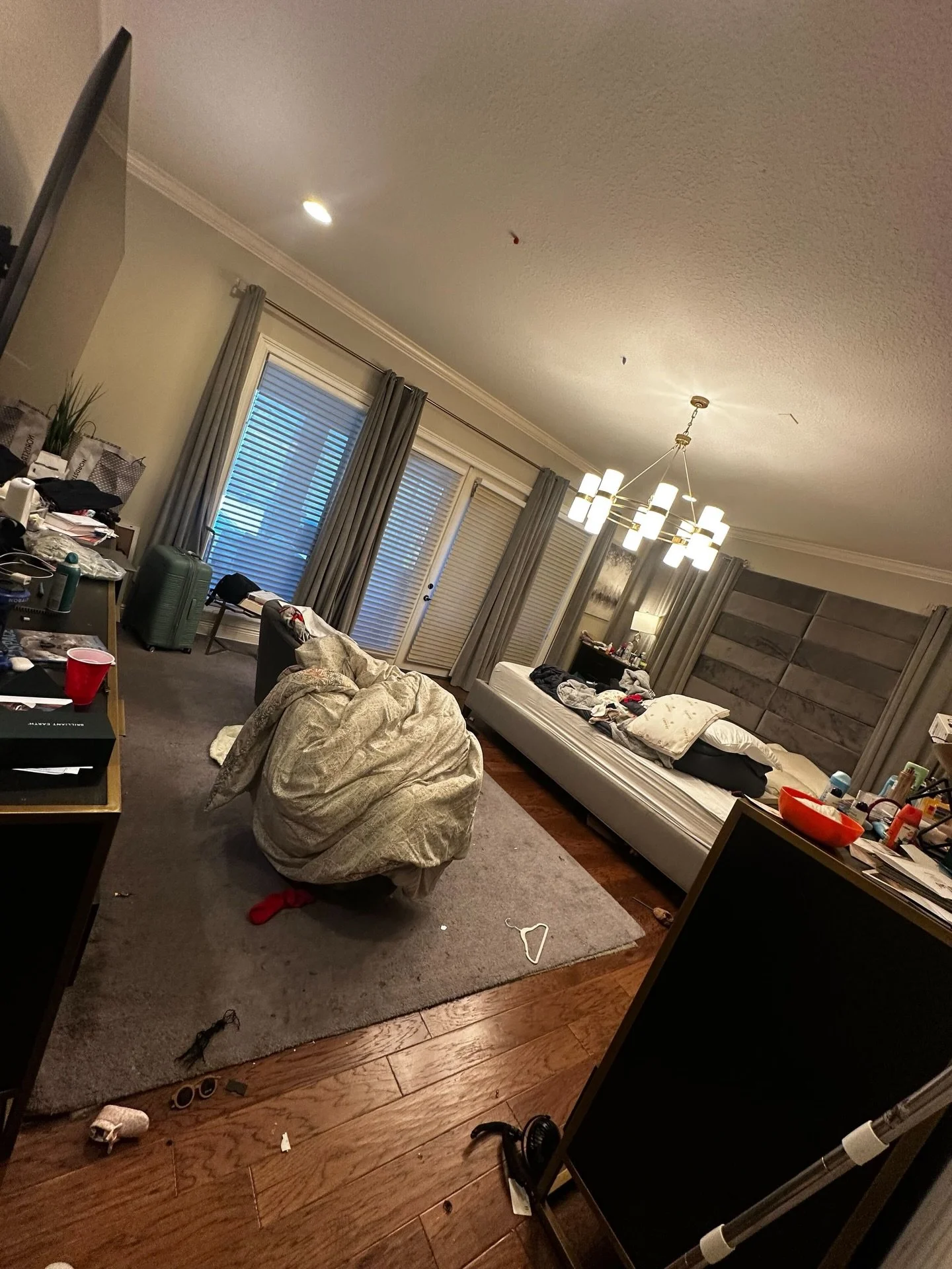 New Before &amp; After 📸✨

A master bedroom should feel like a peaceful escape - and this transformation says it all. From dust and clutter to fresh, clean, and perfectly refreshed 🌿

We deep cleaned every corner, leaving the space spotless, cozy, 