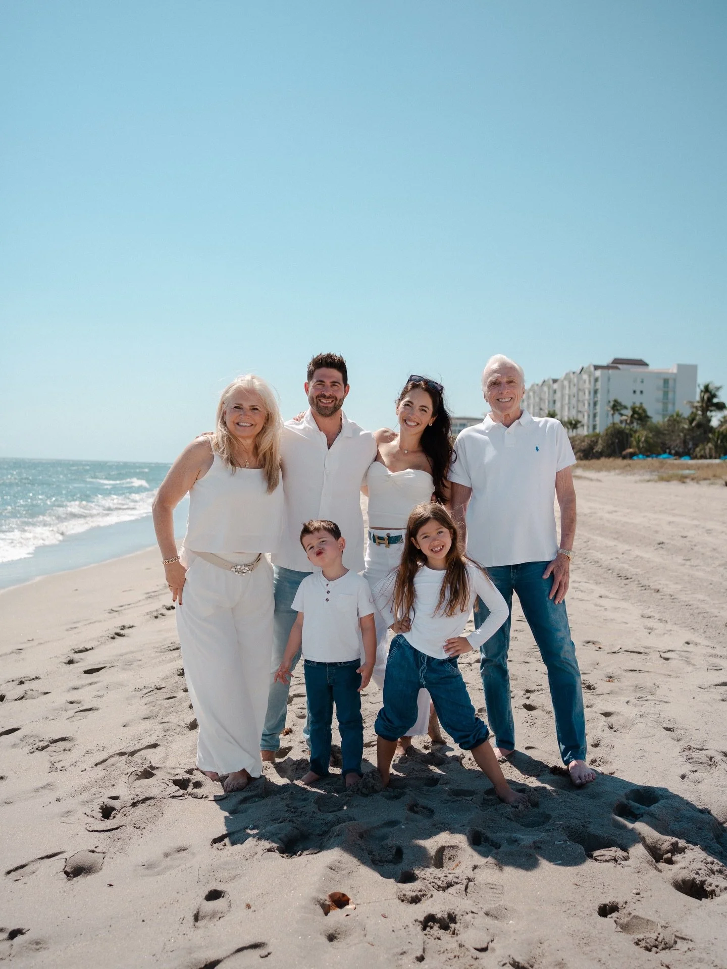 Family sessions don&rsquo;t have to feel so posed or forced. Just show up as your authentic selves, have fun together, and the magic happens naturally. Had so much fun with this beautiful family 🤍