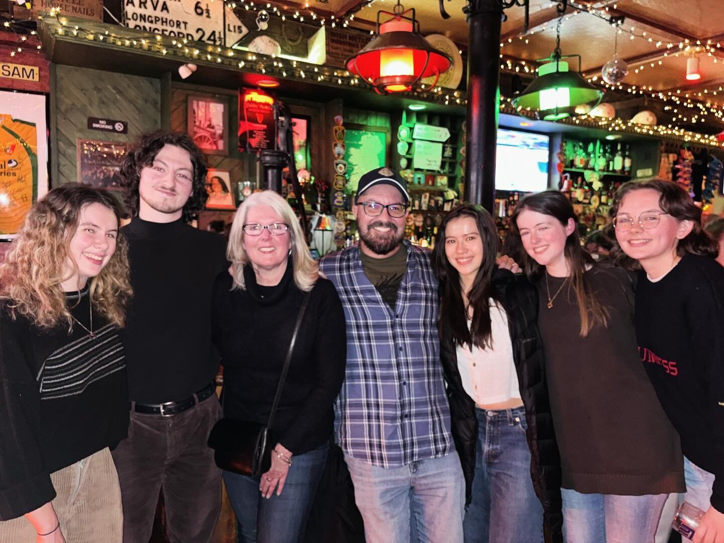 Teach t&aacute;bhairne c&eacute;anna, aghaidheanna nua&hellip;

🇮🇪 On Wednesday night, GAELTACHT NYC returned to Paddy Reilly&rsquo;s Music Bar for a Pop-Up Gaeltacht with record attendance!

🎵 Our Special Guest Seamus na Gaeilge (@seamusof69), a 