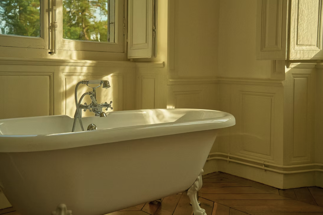 ROOM 12 BATH THAUVENAY.png