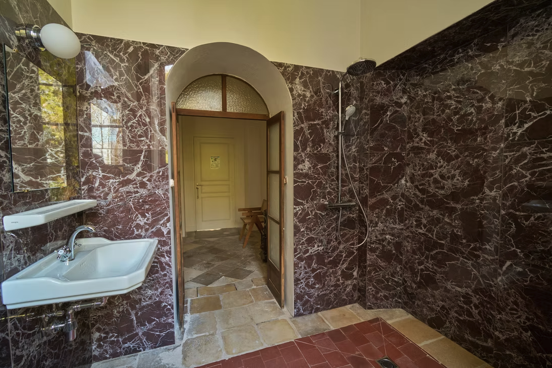 ROOM 8 THAUVENAY.png