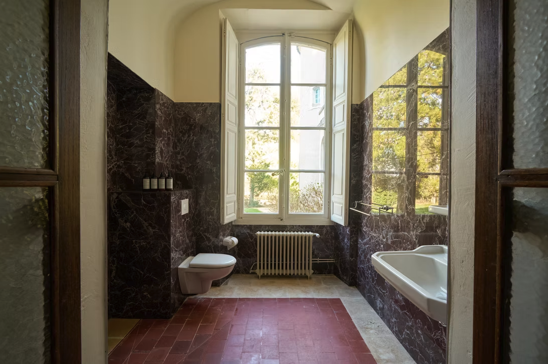 ROOM 8 THAUVENAY BATH.png