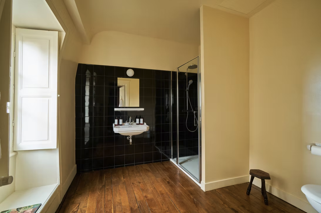 ROOM 15 THAUVENAY BATH.png