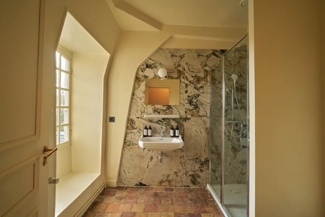 ROOM 18 BATHROOM.png