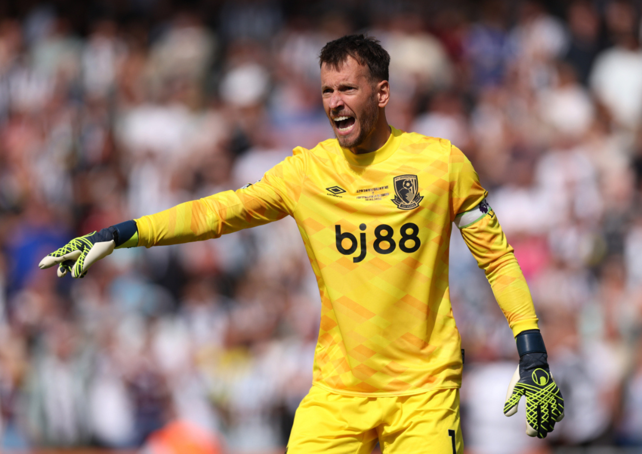 premier league goalkeeper yelling at teammates