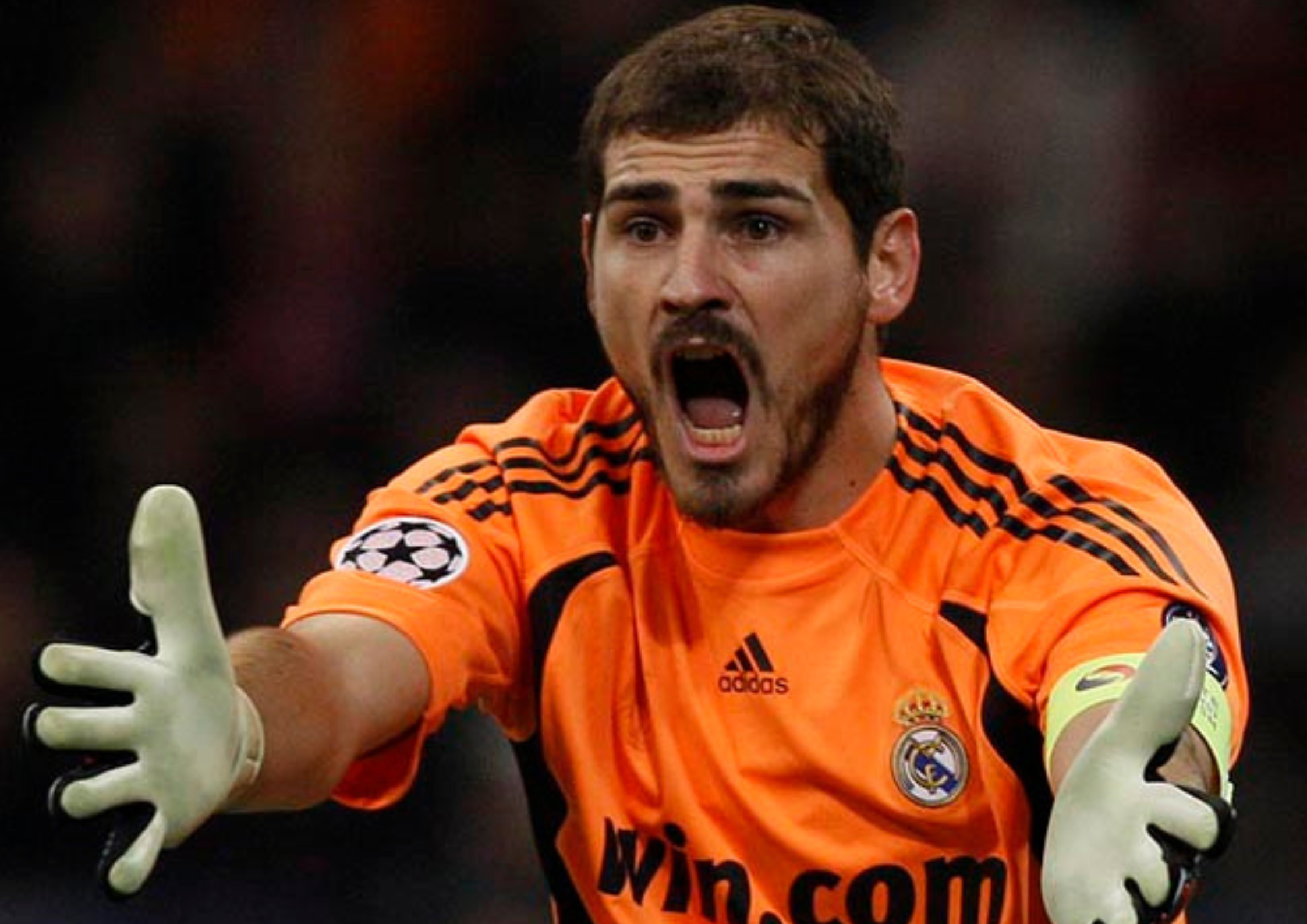 goalkeeper screaming at defenders