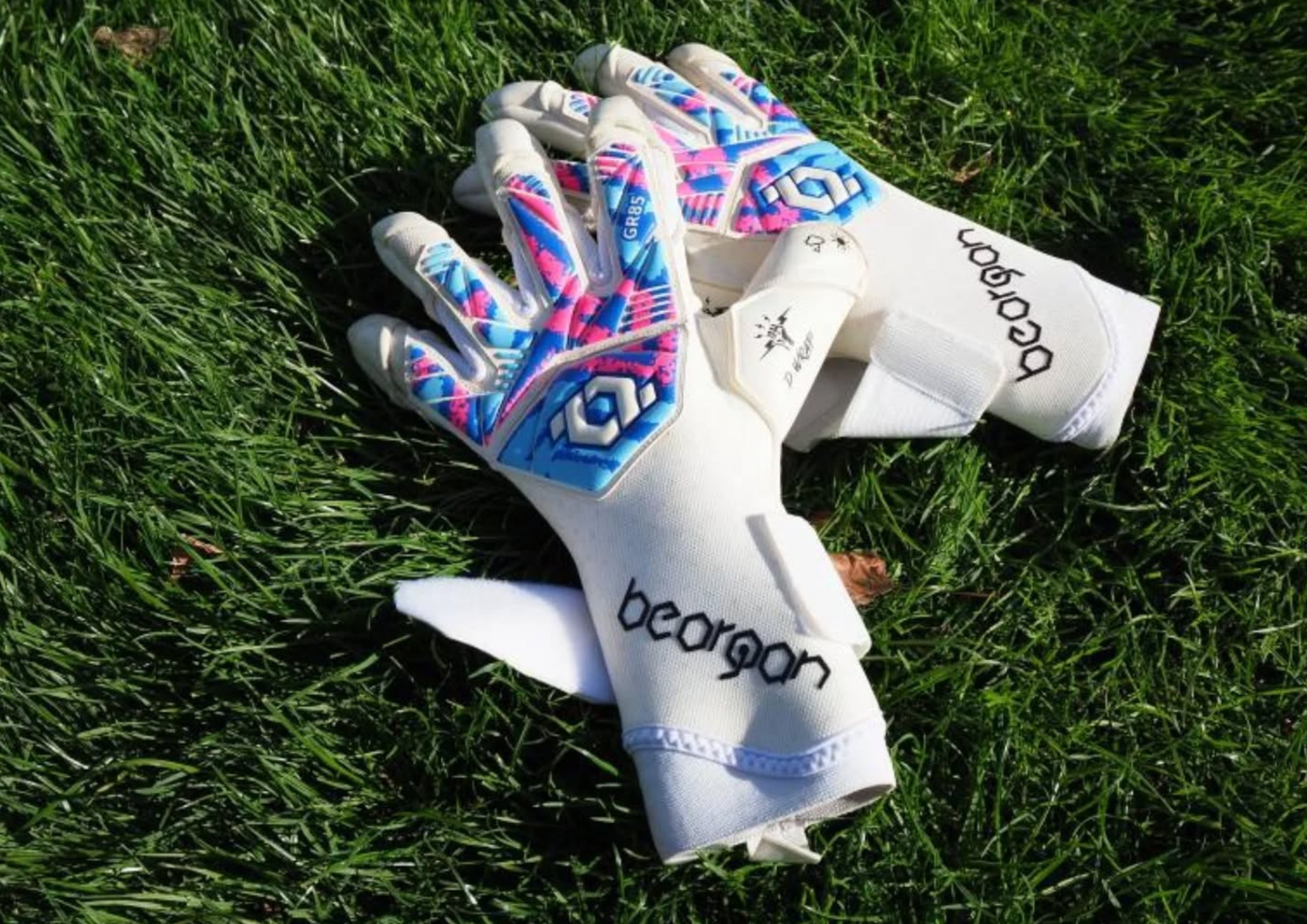 Beorgan gloves with removable wrist strap