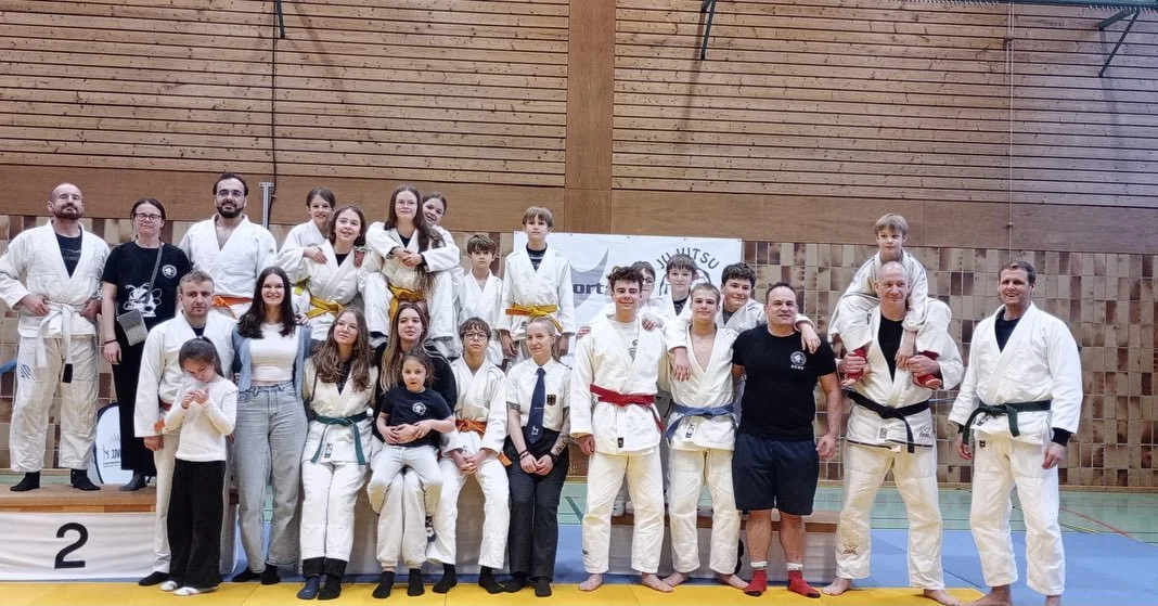 Das Wochenende ist geschafft. Wir haben viele sch&ouml;ne K&auml;mpfe gesehen, eine gelungene Premiere im Duo und auch die Medaillenausbeute kann sich sehen lassen. 

Es gab an Tag 1 im Fighting und Duo f&uuml;r: 
🥇Georg, Linda und Hanna,
🥈Hannah, 