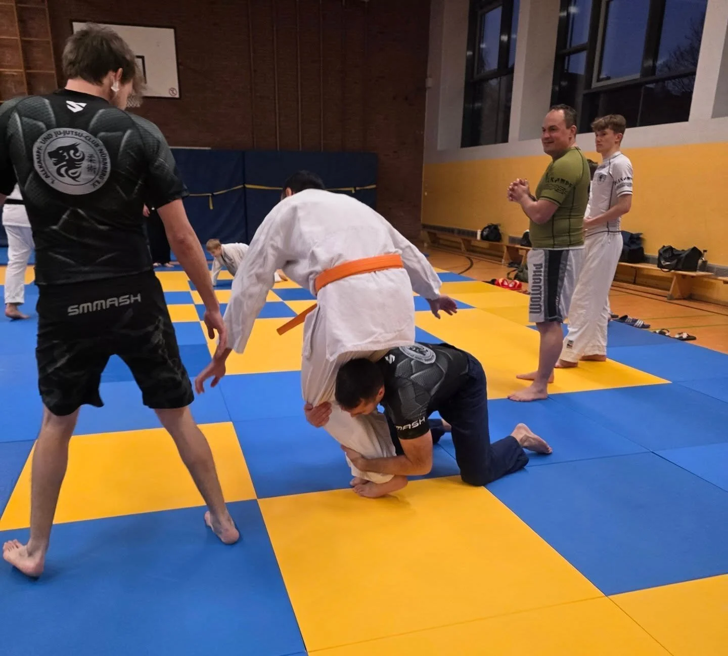 Sylvesterkloppe beim 1.Ajjc 🥋

Gestern haben wir das Jahr gemeinsam beendet mit unserem letzten Training 2025. Kinder und Erwachsene zusammen auf der Matte, viel Randori, viel Bewegung und vor allem ganz viel Spa&szlig; 💪😄

Genau solche Einheiten 