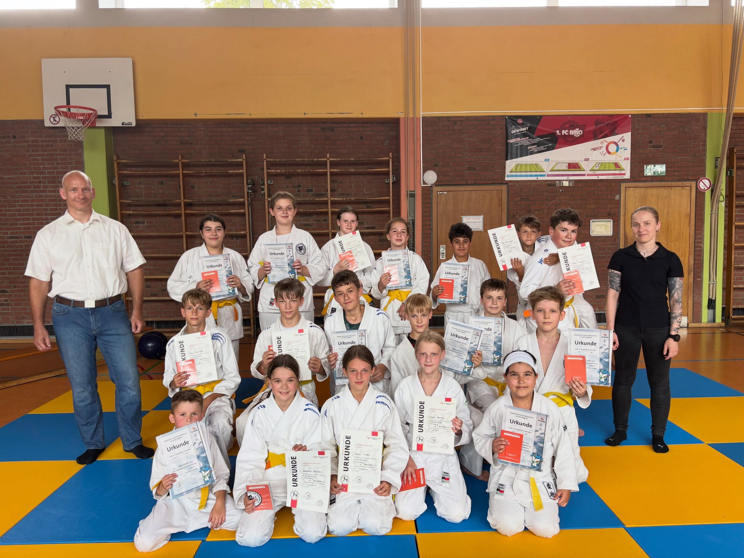 Heute fand bei uns die G&uuml;rtelpr&uuml;fung statt🥋 Jetzt haben wir viele neue Gelb- und Orangegurte aber auch neue Spitzentr&auml;ger 🥳 Herzlichen Gl&uuml;ckwunsch zur bestandenen Pr&uuml;fung 🎉🥋