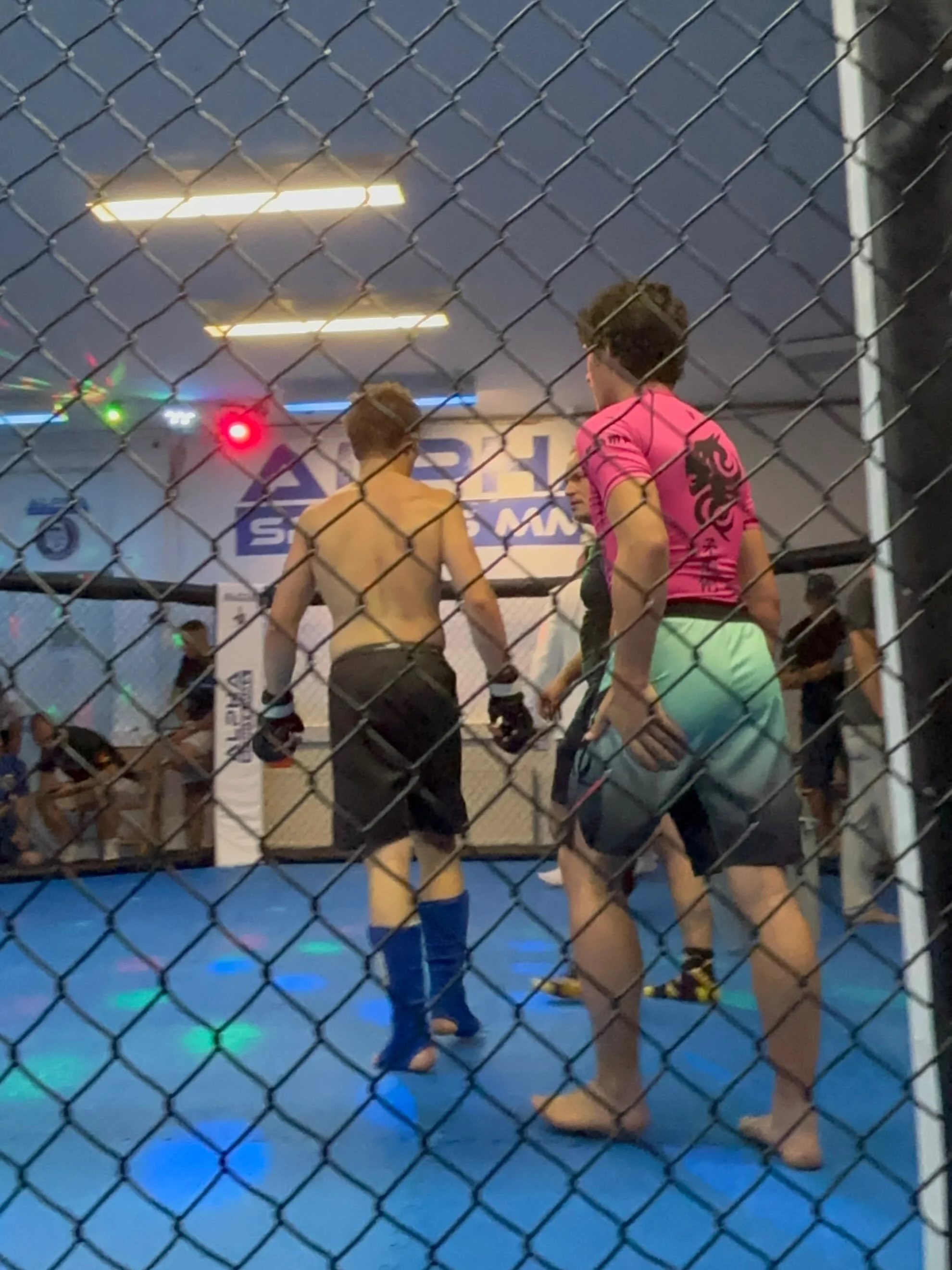 Am Wochenende haben Lorenz und Damian an einem MMA Turnier beim @alphasportsmma teilgenommen 🔥 Als erstes hat Damian gek&auml;mpft und seien Gegner noch in der ersten Runde mit einem Armbar besiegt 💪 Dannach war Lorenz mit k&auml;mpfen dran und ver