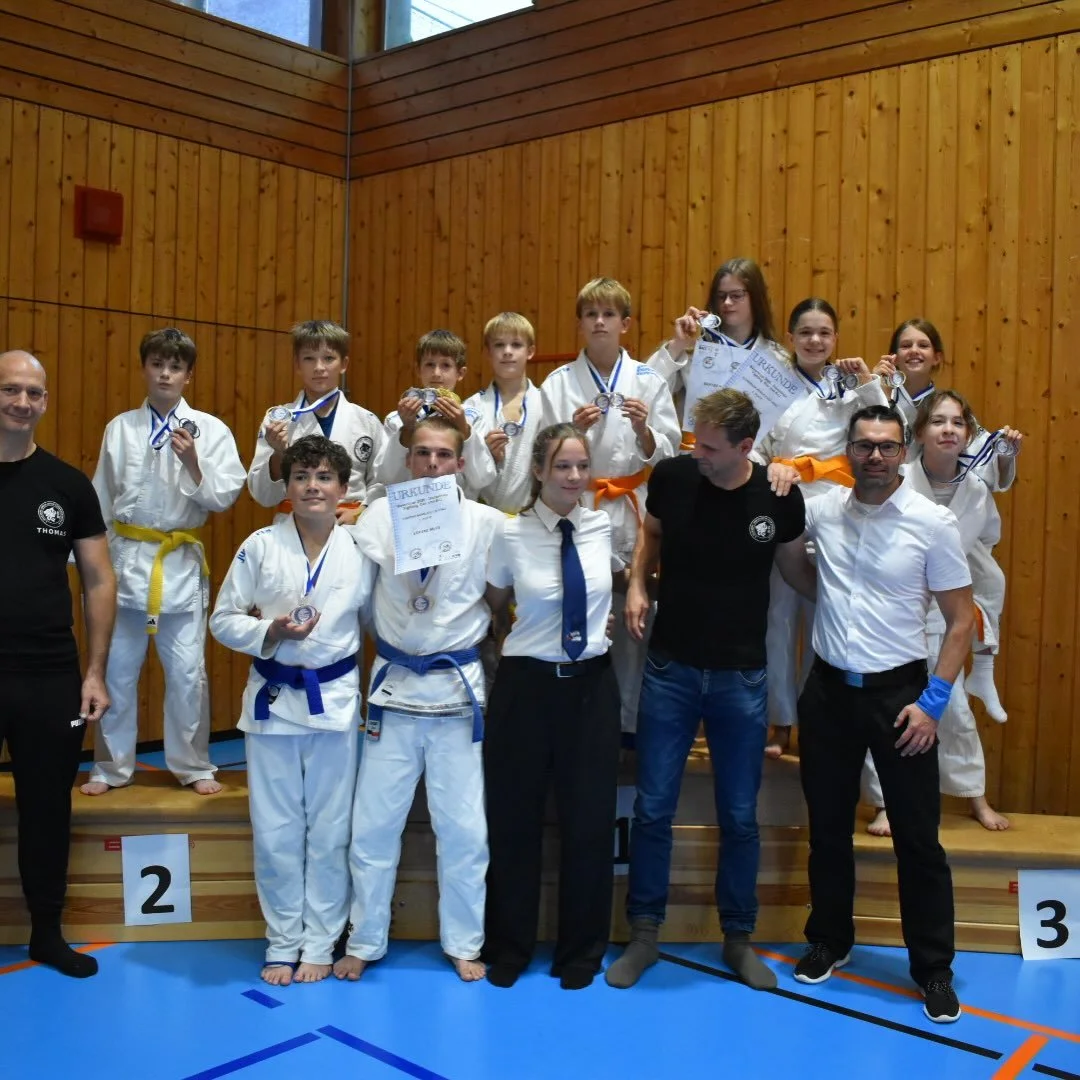 Am Wochenende waren wir auf dem Bayerncup '26 und haben abger&auml;umt! 🥇🔥 Unsere Leute haben sich nicht nur auf der Matte bewiesen, sondern haben auch au&szlig;erhalb eine sehr starke Leistung gezeigt. Wir hatten unseren Jens als Tischkampfrichter