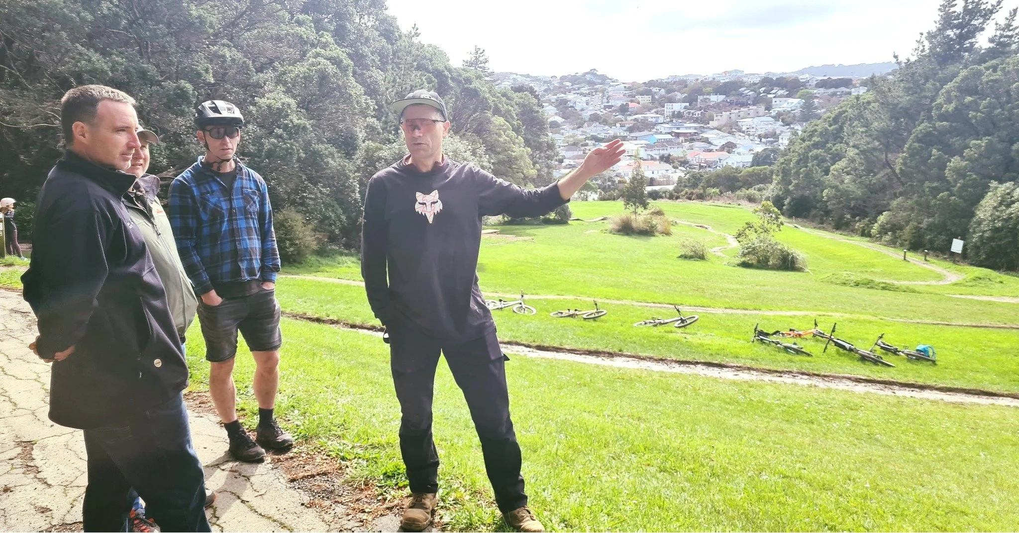 🌿 Day 3 &ndash; Matairangi Visit
On the third day of my Wellington trip, it was a pleasure to meet with Jullian and Paul of @matairangitrailbuilders 

Matairangi (Mount Victoria) sits right on the edge of the city. It&rsquo;s an important green spac