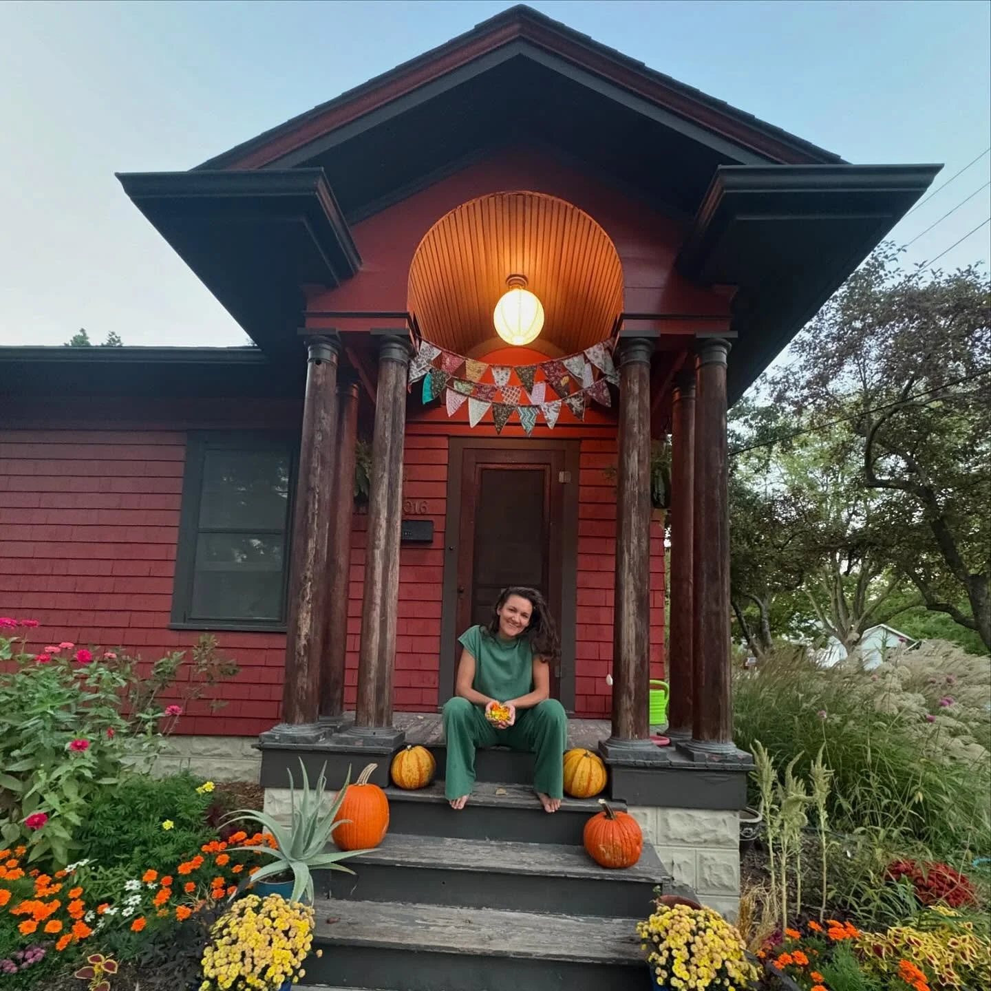 oh hi 🍊I Moved 
summer was cauldron ~ big change ♾️ deep grief
Burn expectations and defunct dreams 
Pack what is precious and useful 
Give what can Go
release release release 
Nothing extra 
Faith is forged in Fire 
this blade is hot ⚔️ 
THANK YOU 