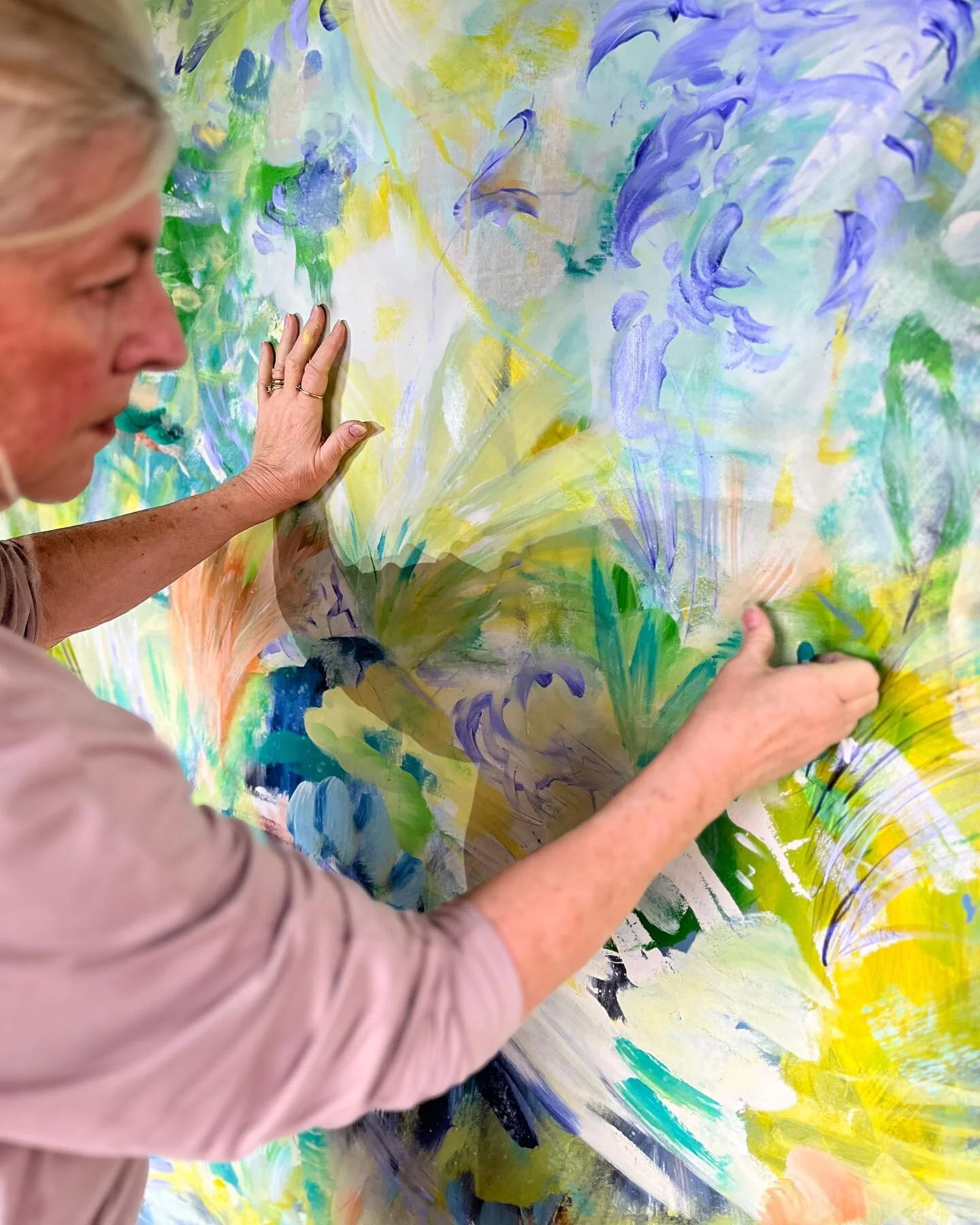 At home in Brisbane working on a new large canvas. I just love it #artist #artwork #australianart #painting #abstractart #abstractlandscape #architecturaldigest #drillhallgallery #galleryone #artgallery #artabstract