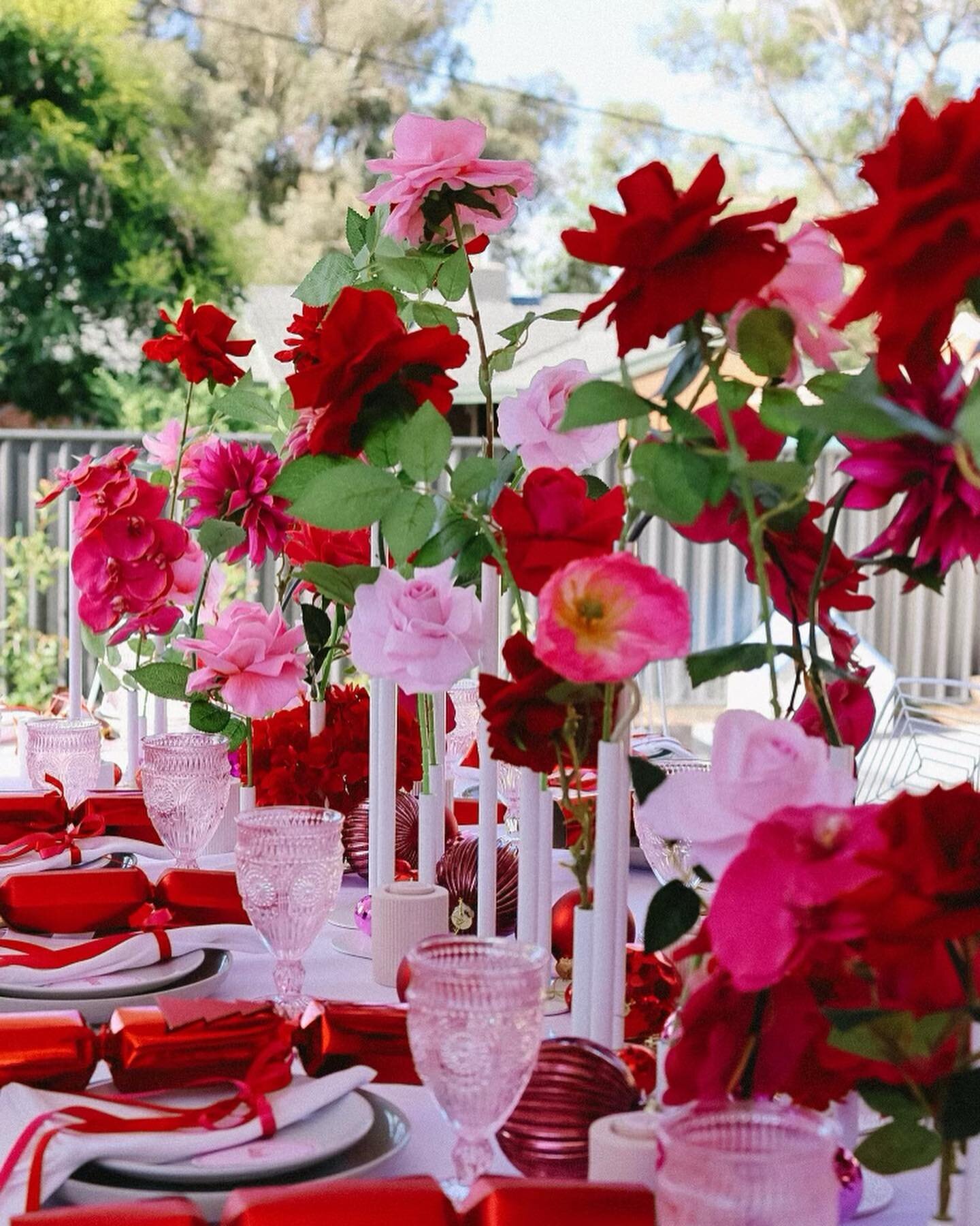 FRIENDMAS 🎄🍾

A private Christmas party for a wonderful group of friends. ✨ 

Table styling and florals by Lis at Sunshine Events
Photographer @aere.photography