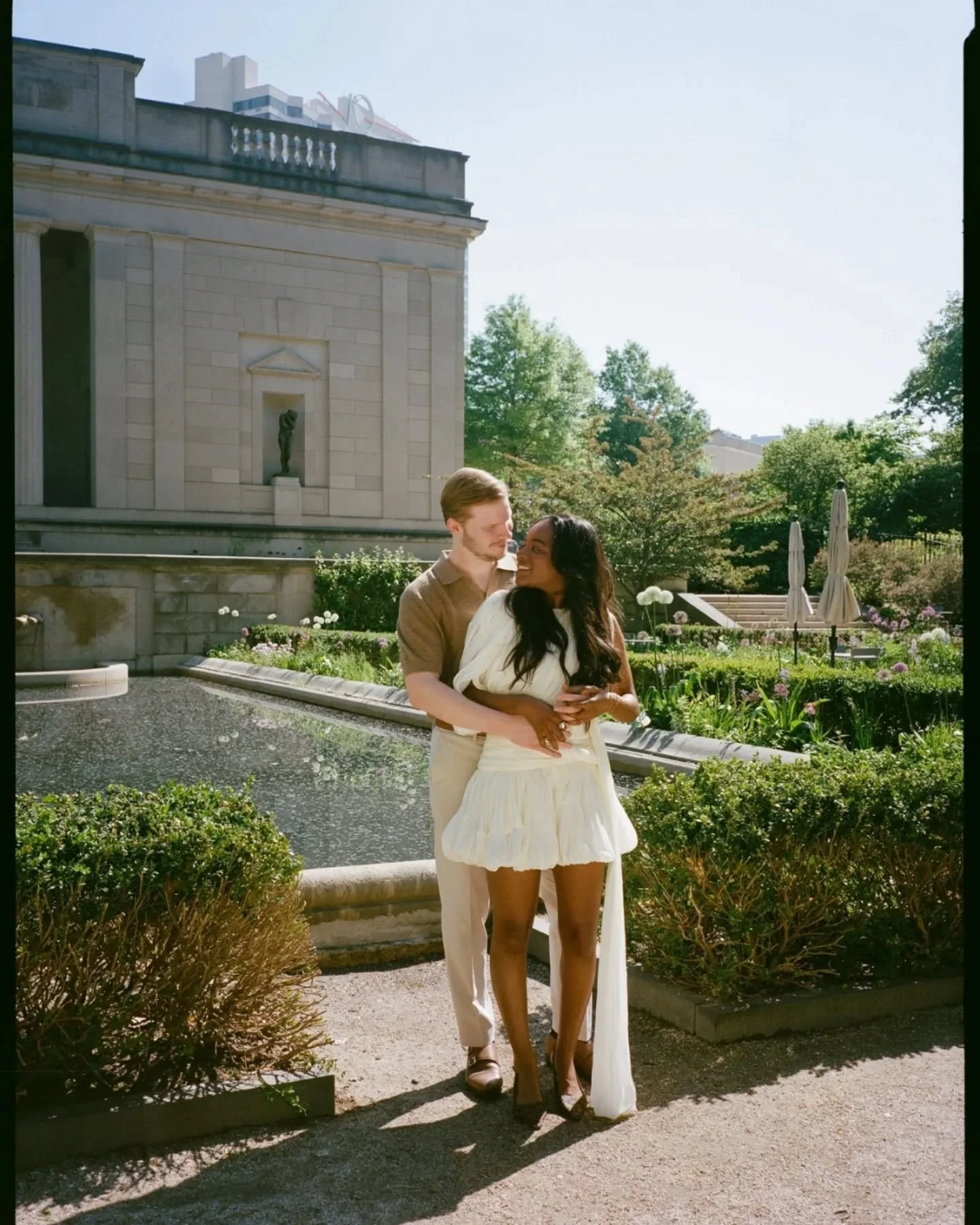 Romance in the garden with Lillian + Tanner 🌺 
.
.
.
#phillywed #philadelphiaweddingphotography #2027bride #2028bride #njweddingphotographer