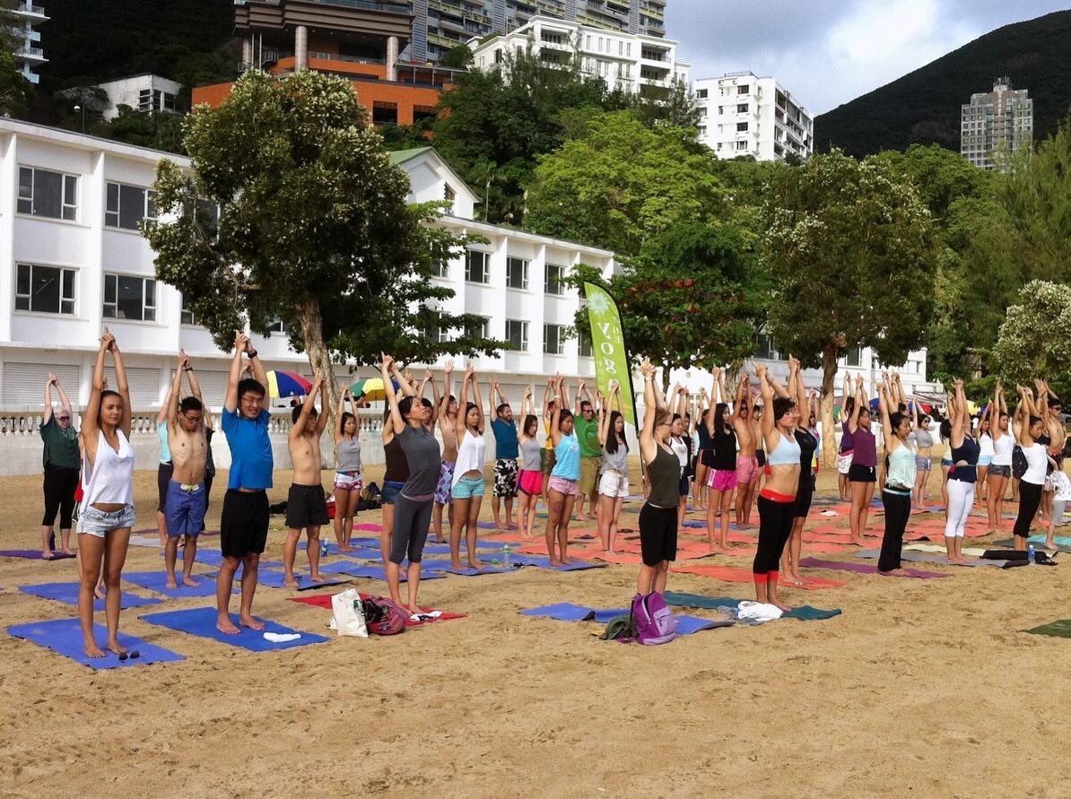 Plans for the weekend?☀️🏖️ How about enjoy this 1-hour yoga practice with @msrachelyoga in the relaxing vibe of the beach with a soothing view of Repulse Bay? 

⚪️ Date: 14 April 2024 (Sunday)
⚪️ Time: 5-6pm
⚪️ Venue: Repulse Bay, Hong Kong Island
⚪