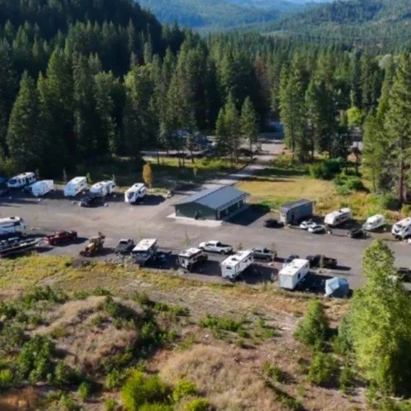 Are you or anyone you know planning a trip to the Lake Wenatchee or Leavenworth area soon?
With some campgrounds shutting down and others filling up quickly, now&rsquo;s the time to lock in your stay early ⏳
Just steps from Squirrel Tree Resort, Lake
