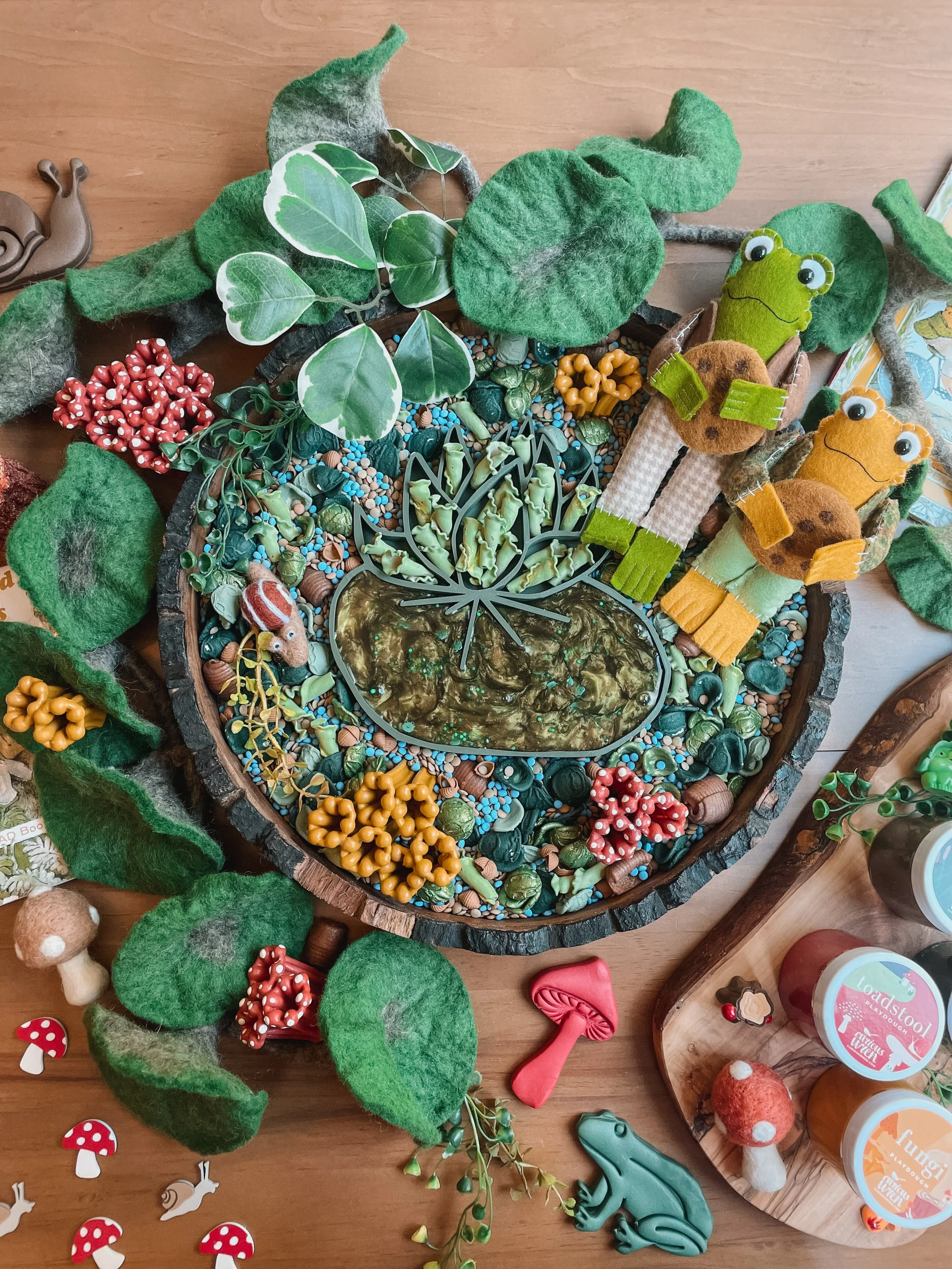 frog friends sensory kit
