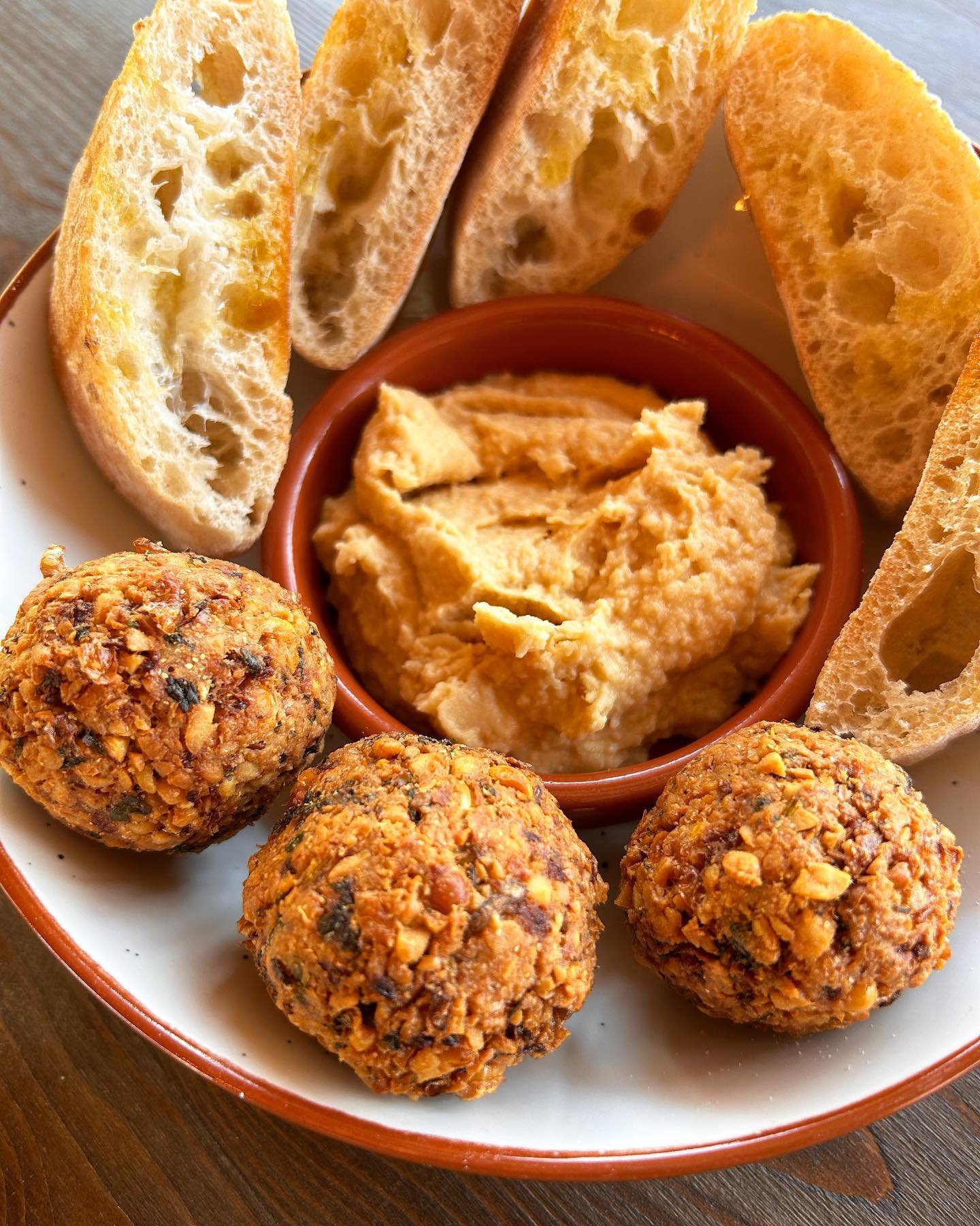 Tapas time! Our homemade hummus and falafel tapas is a must try when getting the tapas order in! 
🧆 🍞