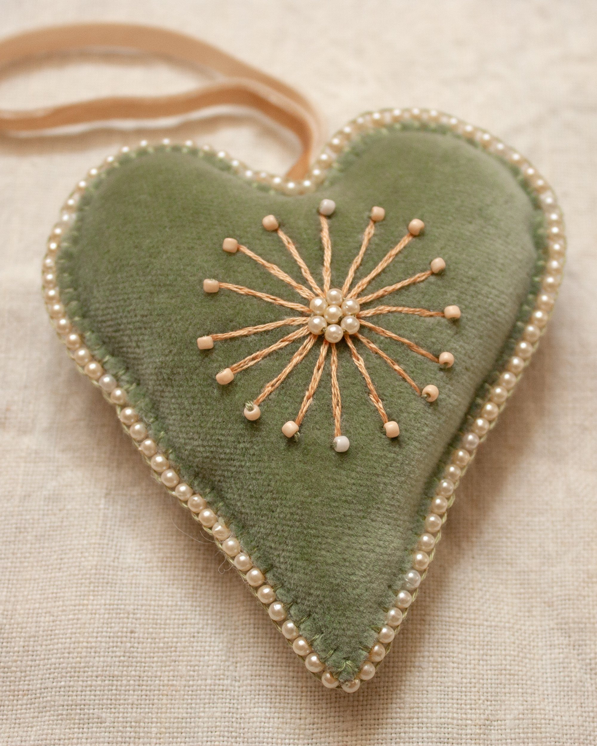 SREM24-B2_Shop_Ornament_Velvet heart_sage pearls-b.jpg