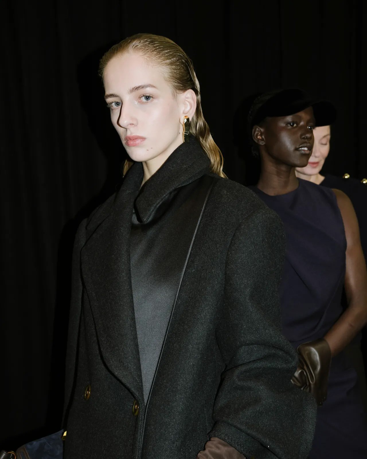 avec #TeamPatMcGrath pour &Agrave; la Maison LANVIN AW 25 by @petercopping 🩶

Makeup by @patmcgrathreal ⚡️thank you for having me 🫶🏻✨ It&rsquo;s true joy and honorable for me to get to work with all this beautiful people ( especially team #PatMcGr
