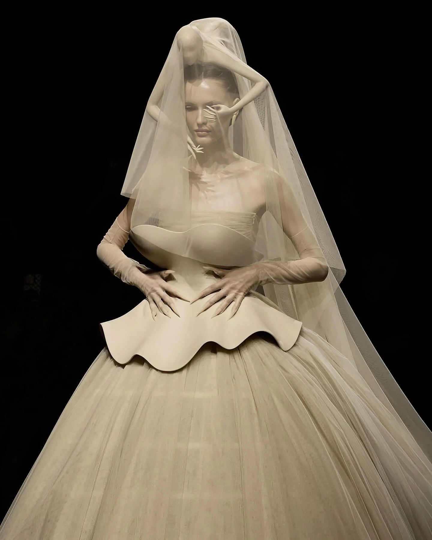 where dreams are becoming real 🌟,for @robertwun FW25 Couture - Becoming 🌟🌟🌟 key makeup by @valentina1121li with her sweetest team ❤️ thank you for having me ! 

#robertwun &bull;

Creative Direction @robertwun
Stylist @patti_wilson 
Styling assis