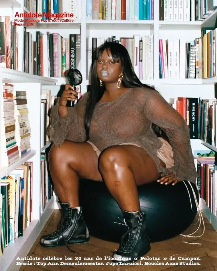 for @magazineantidote Dans l&rsquo;intimité de leurs espaces, les modèles de cette série révèlent une élégance libre, affranchie des codes. Antidote célèbre ici les 30 ans du modèle &laquo; Pelotas &raquo; de @camper 🩶 &mdash; une icône q