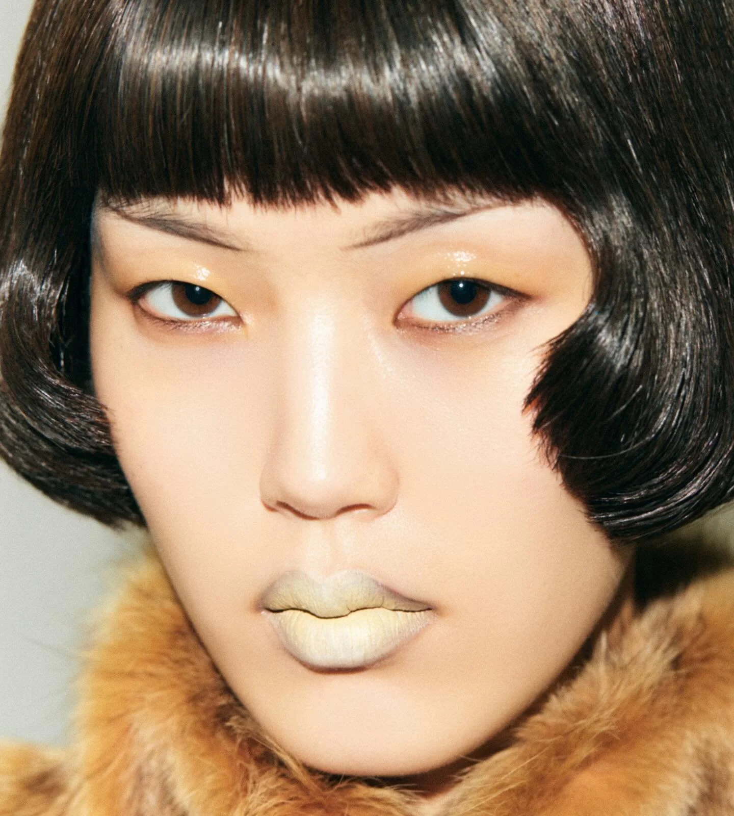 Pastel chalky lips on @zayalunn using my favorite lipliner from @maccosmeticskorea 🩶 GREIGE 🤍 

Photography - Siwoo Kim @keem_xiu
Hair - Junho Ma @ma_hair7
Makeup - Ranhee Park #란희메이크업