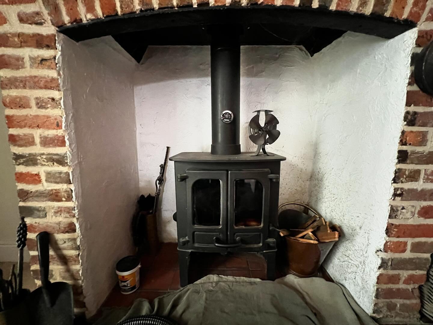 Lovely start to the day with a @charnwoodstoves island multi fuel stove. 

This stove is used all year round A LOT ! So requires a good sweep and maintenance visit twice per year. 

Blackens up glass now looking good again. 

#chimneysweep #woodburni