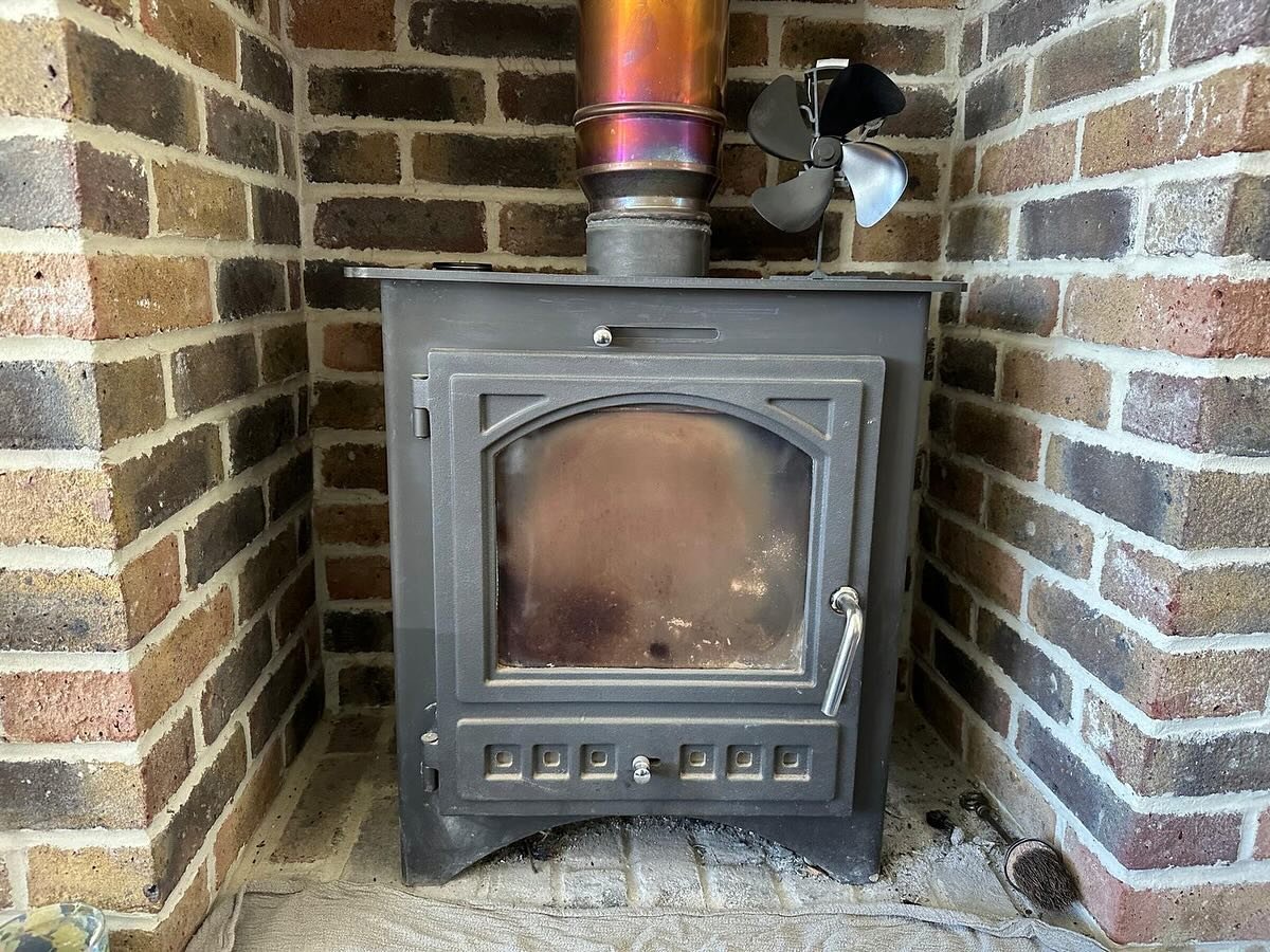 One of todays sweeps on jimmys list. 

Full of soft dull soot and looking a lot better after a sweep. 

Glass cleaned and all ready for the seasons ahead. 

#stubbyschimneysweeping #chimneysweep #hampshirechimneysweep #hetasapprovedchimneysweep #guil