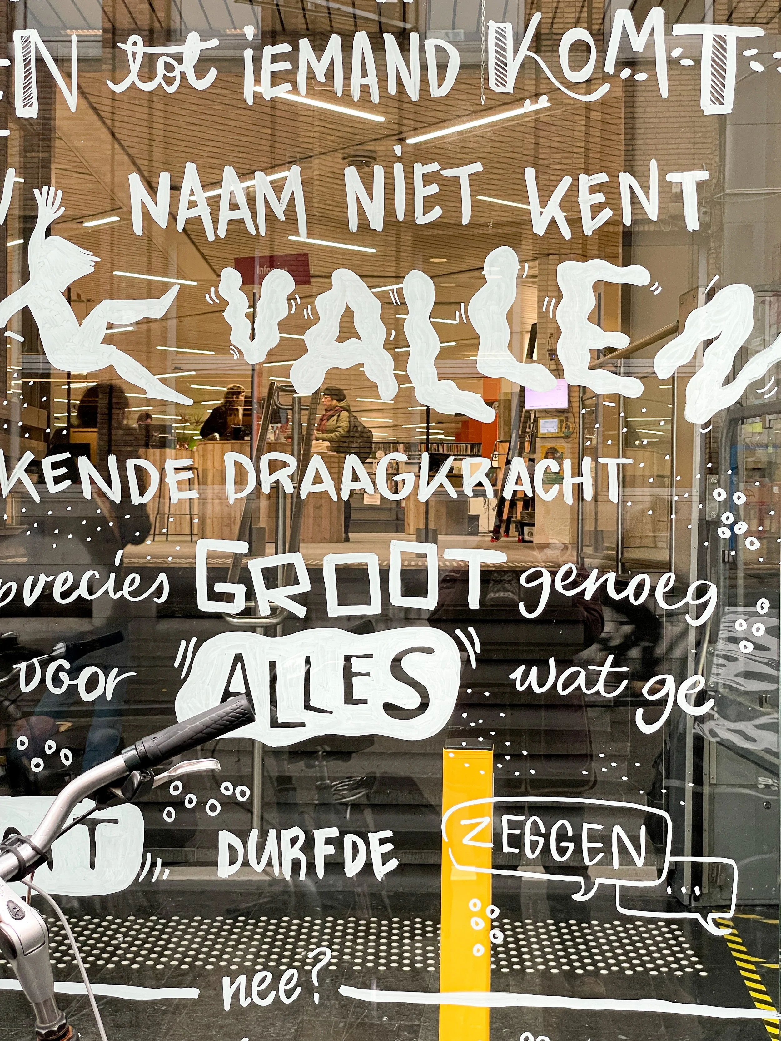 Billie Vos op de bibliotheekramen