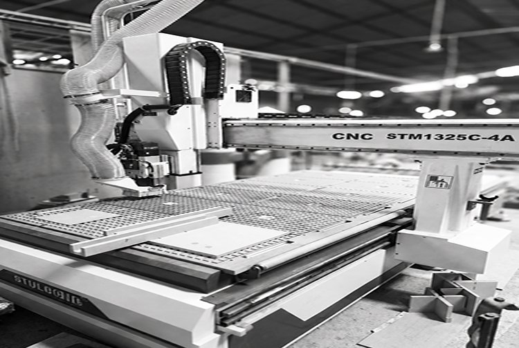 Atelier-industriel-avec-machine-CNC-en-noir-et-blanc.jpg