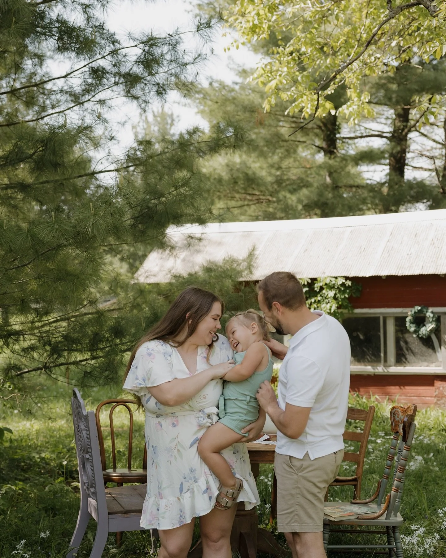 The sweetest little family with some cute cottage details 🪻🫖 plus some film 🎞️
. 
.
. 
. 
Hosts: @madisonbertsch.photography @c.mullinsphotography 
Venue: @farmtofolklore
