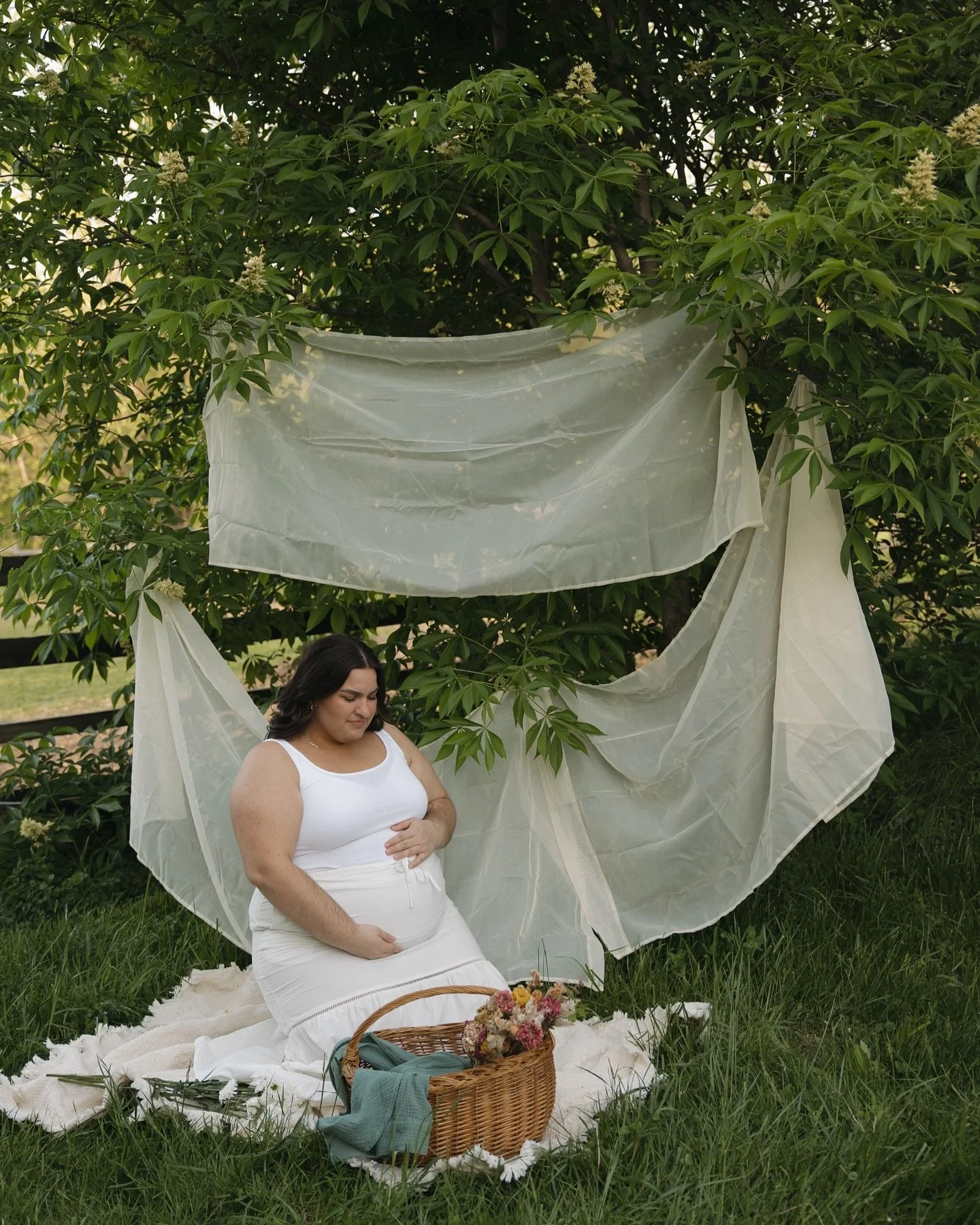 Obsessed with these - I love a good maternity session 🤍💌 
. 
. 
.
.
.
Hosts: @c.mullinsphotography @madisonbertsch.photography 
Model: @megantroutwine