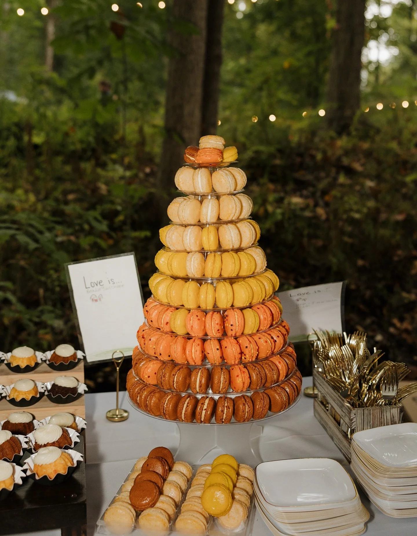 This dessert table&gt;&gt; 😋💛