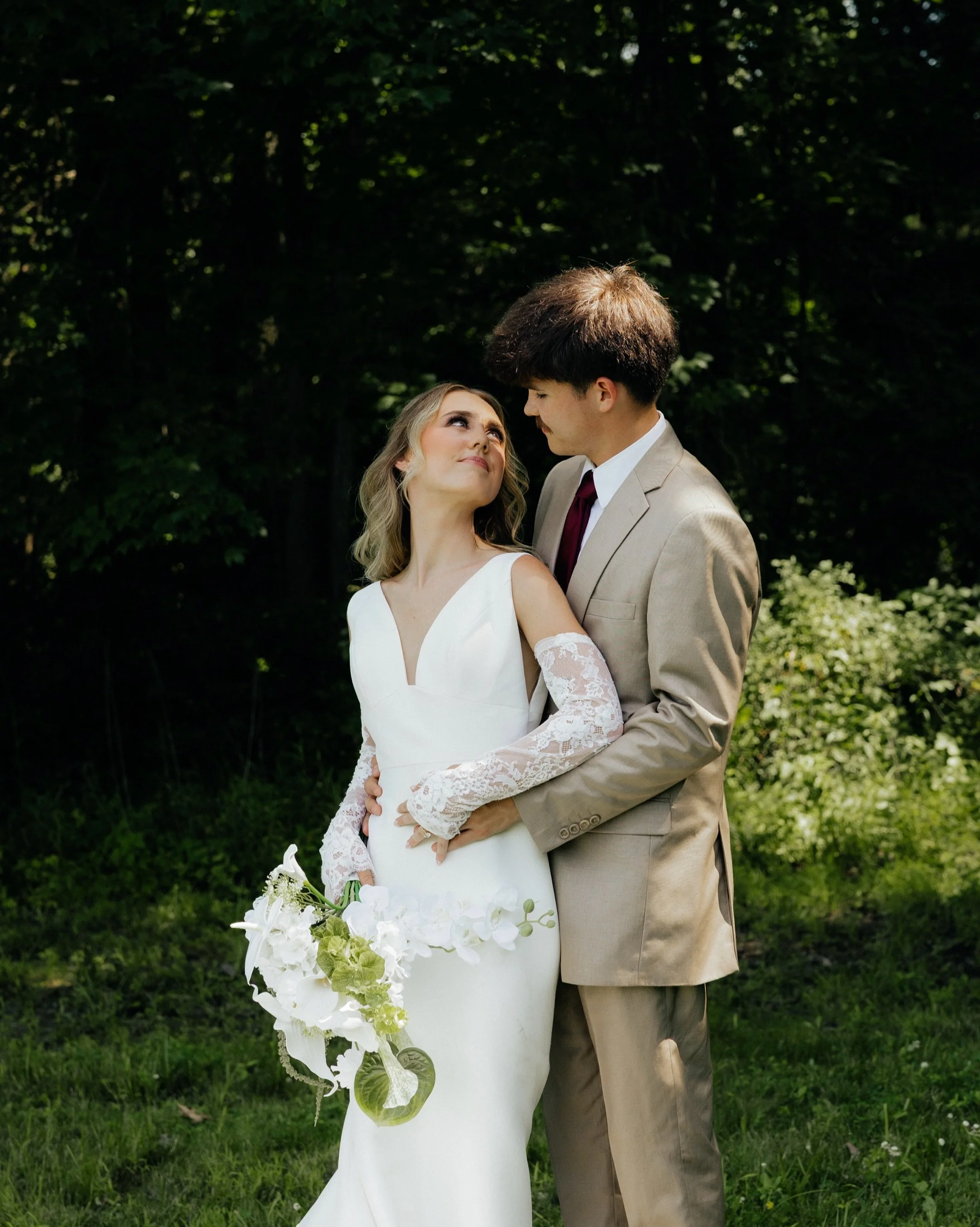 Can&rsquo;t get over these! Such a beautiful day. 
&bull; 
&bull; 
&bull; 
Photo: @sambeasley_photos 
Event Planner: @eventsbyoliviagrace
Venue: @flatcreekfarmsllc
Dresses: @blovedboutique
Host: @jjphotoandfilm
Content Creation: @thesociallocket
Stat