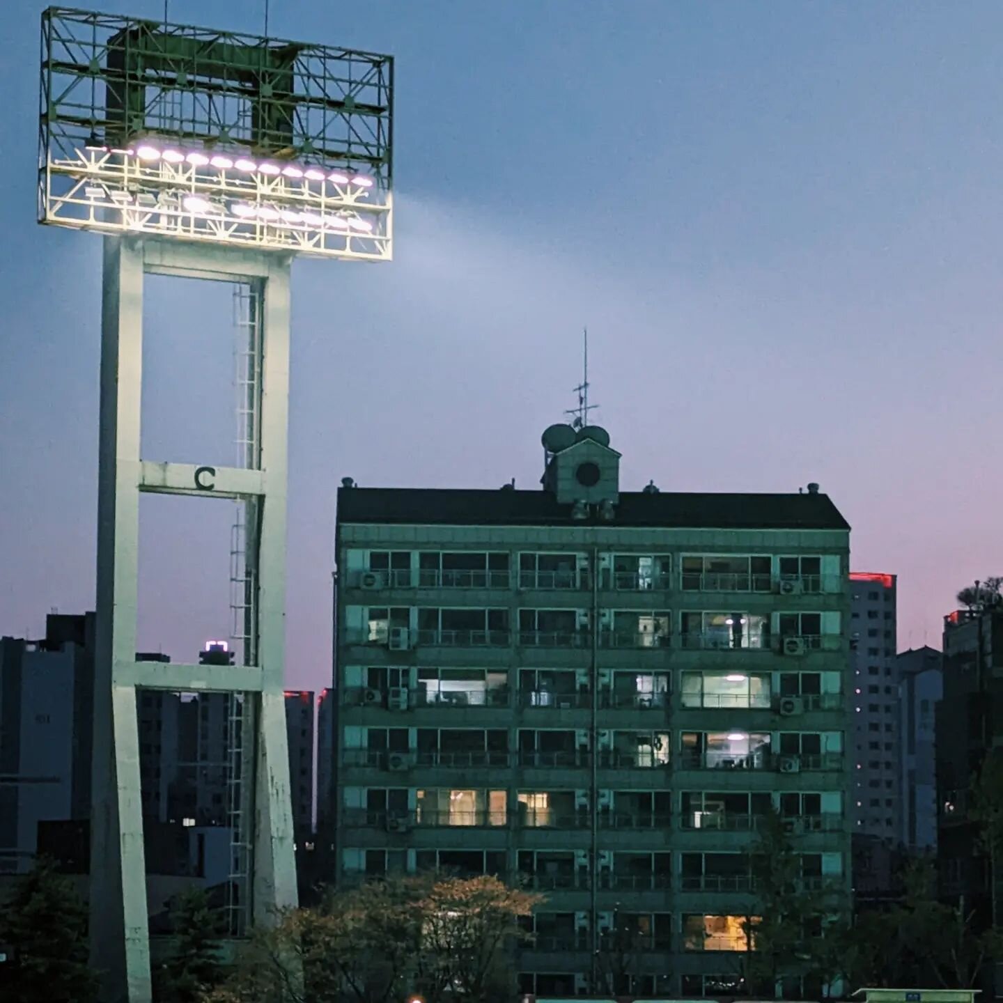 🏟️ Hyochang Stadium
🏟️ Big Bird Stadium

#FootballArchitecture #FootballCulture #FootballTourism #FootballPhotography #Floodlights #SuwonBluewings #HyochangStadium #TheChickenBaltiChronicles #TheBeautifulGame