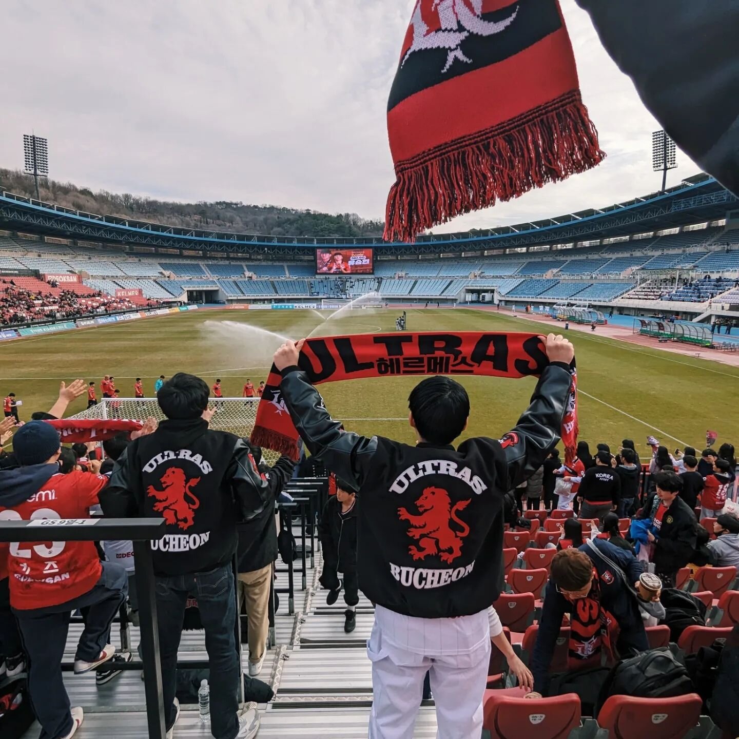 ⚽ Bucheon FC vs Seoul E-Land
🏟️ Bucheon Stadium 부천종합운동장
🏆 K League 2

#FootballArchitecture #FootballCulture #FootballTourism #FootballPhotography #TheChickenBaltiChronicles #Stadio #Ultras #부천fc1995 #Bucheon #BucheonFC #UltrasHermes #KLeague2