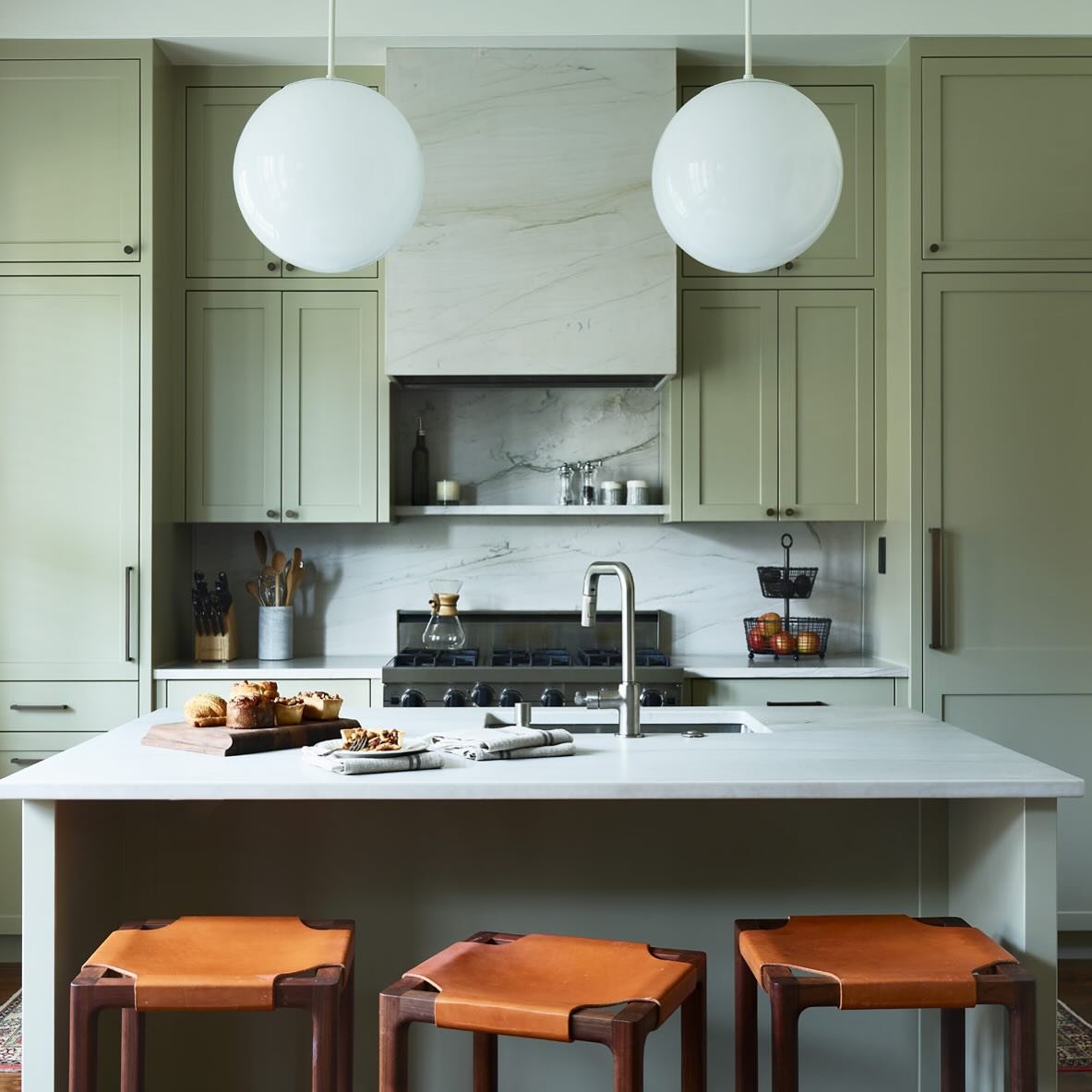 Kitchen goals @hudsoninteriordesigns @nouryello__architects @brayton_dee 📸 @jaredkuziaphoto #interiors #interiordesign #interiordesigner #kitchengoals #designinspiration #lighting
