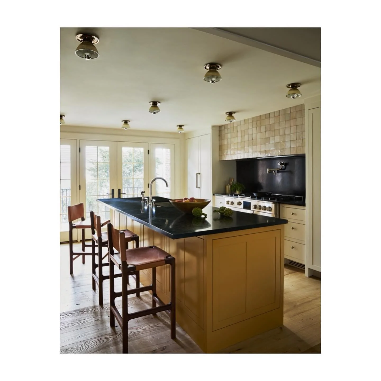 Warning: this kitchen may cause sudden urges to host dinner parties you&rsquo;re not prepared for.
Good thing it looks this good. 📸@jaredkuziaphoto 🏠 @thehollandcompanies  #interiordesign #homedecor #interior #architecture #design #interiordesigner